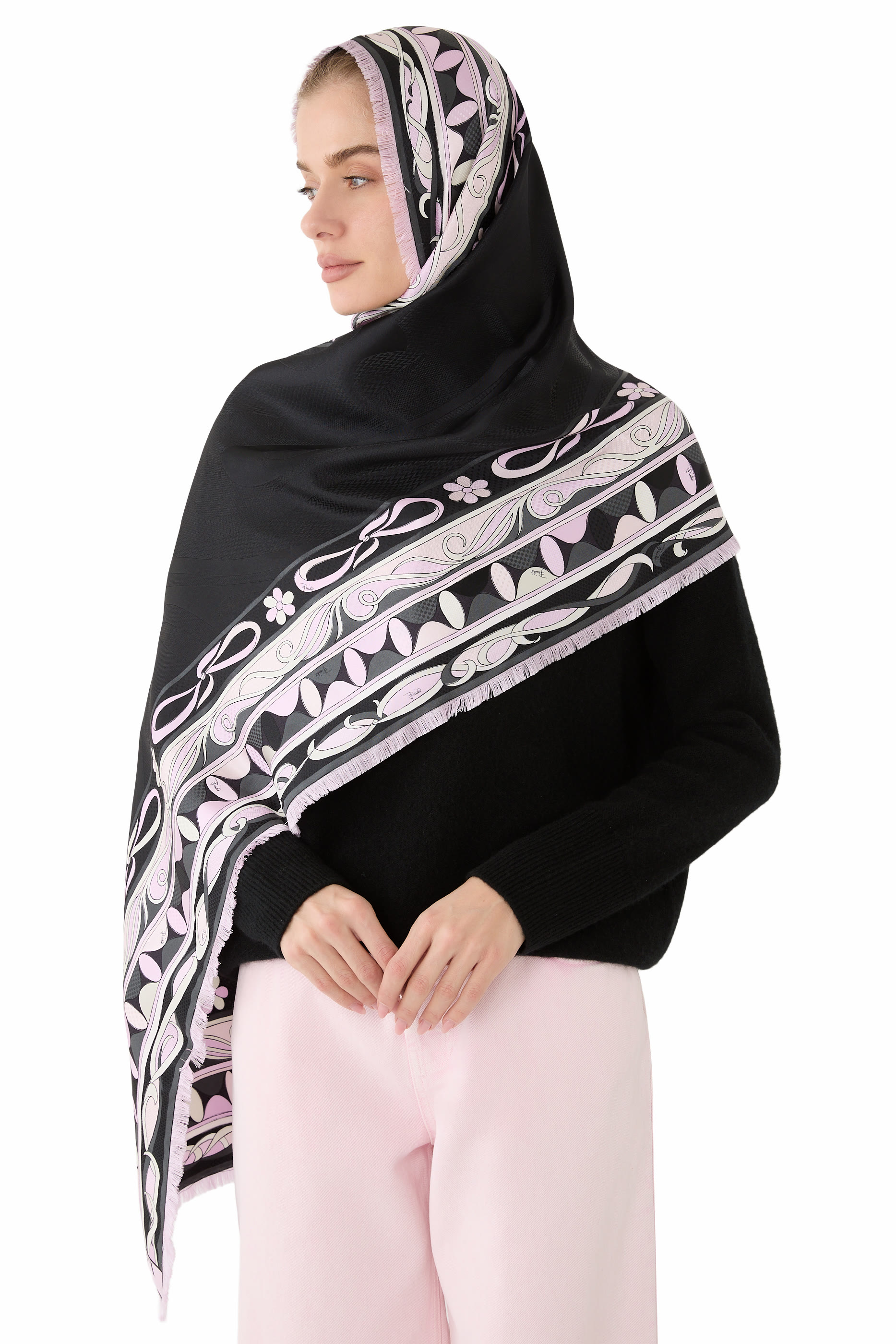 حجاب بشعار الماركة