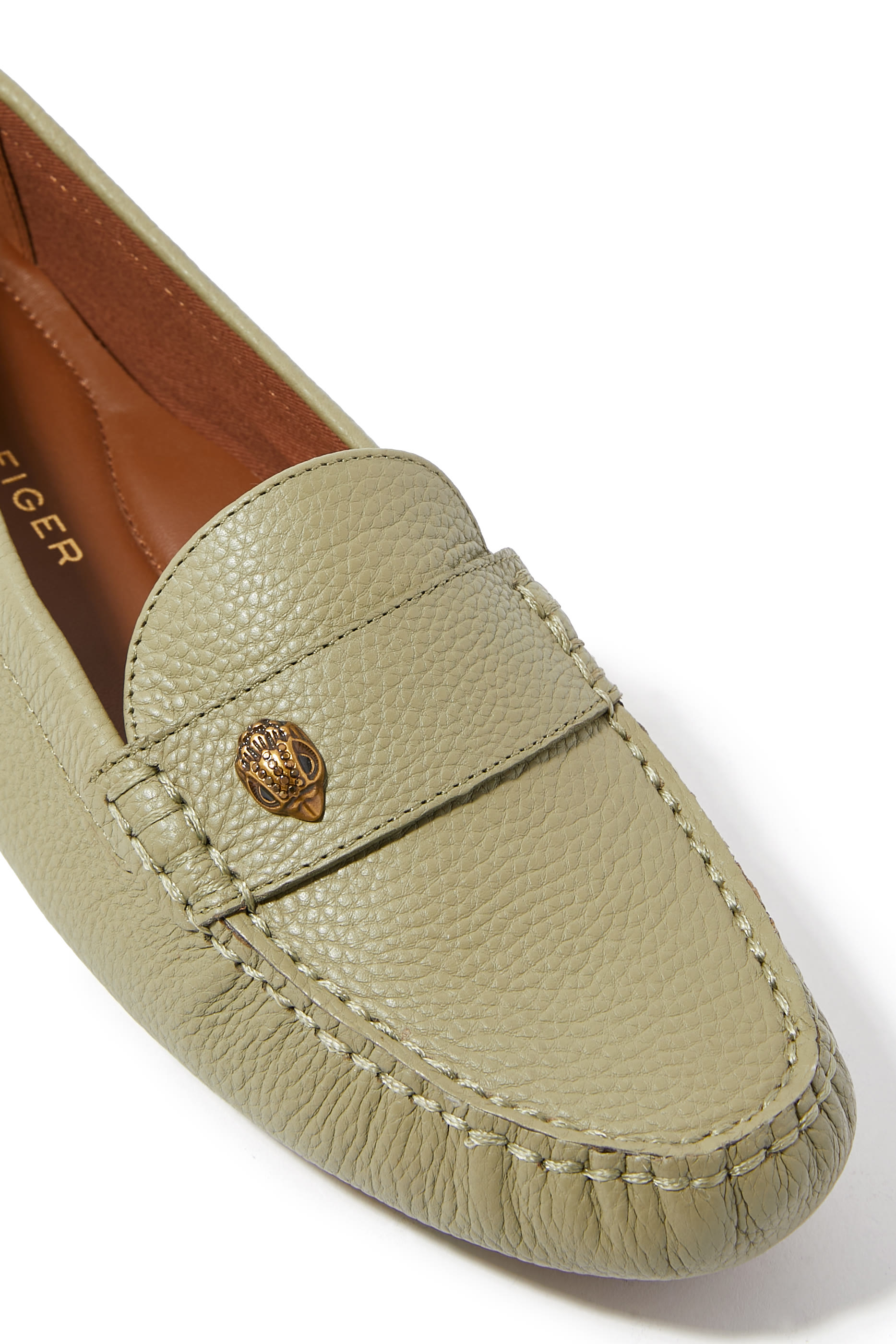 حذاء سهل الارتداء بحلية شعار الماركة