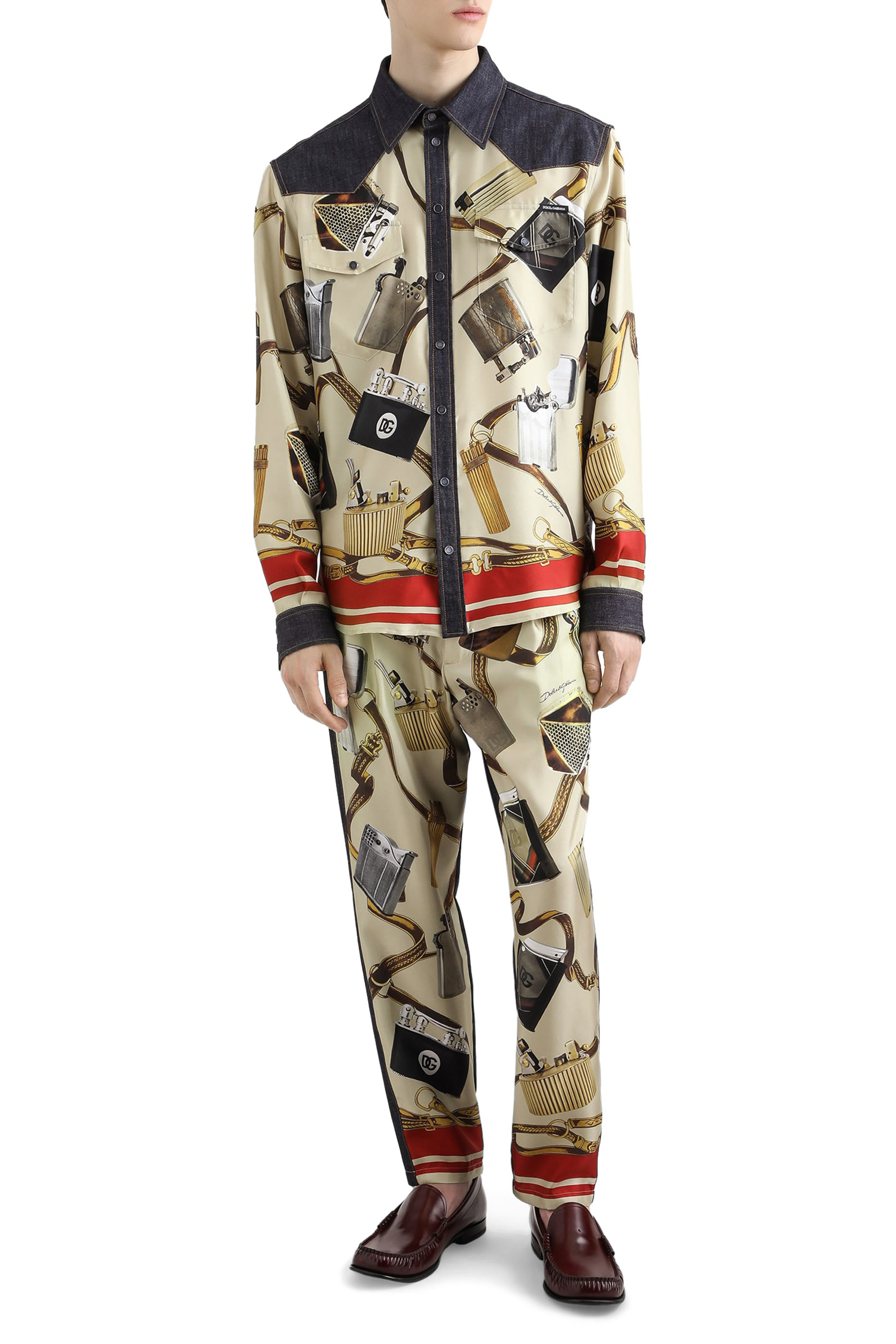 بنطال جينز بقصة واسعة ونقشة بلون أفتح دنيم وحرير