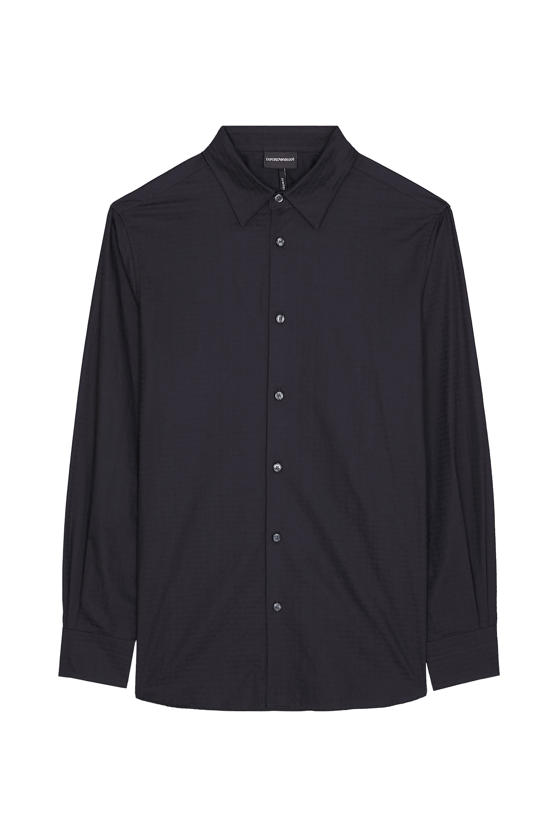 قميص بأكمام طويلة وشعار الماركة بحجم صغير