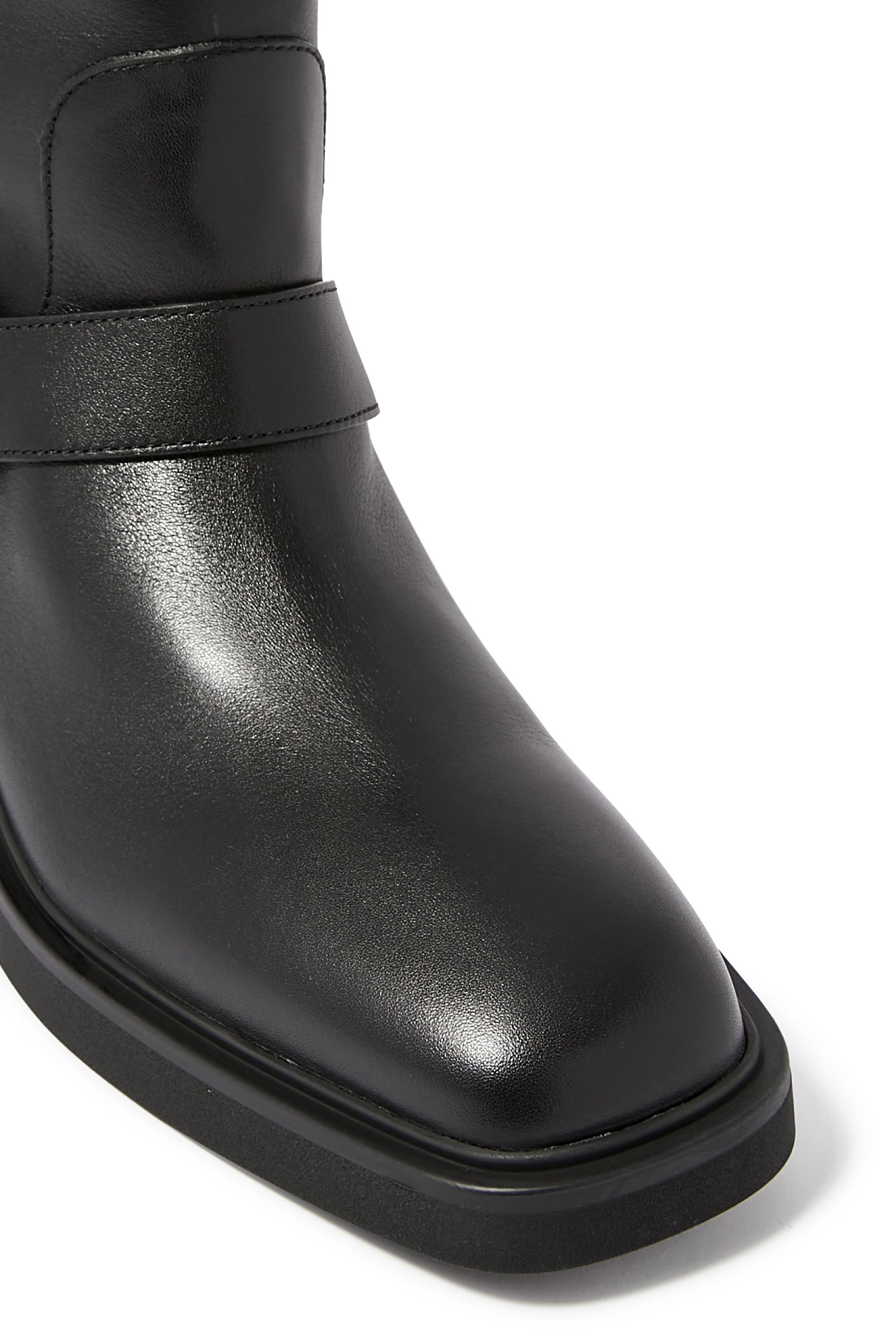 بوت قصير بحلية شعار V