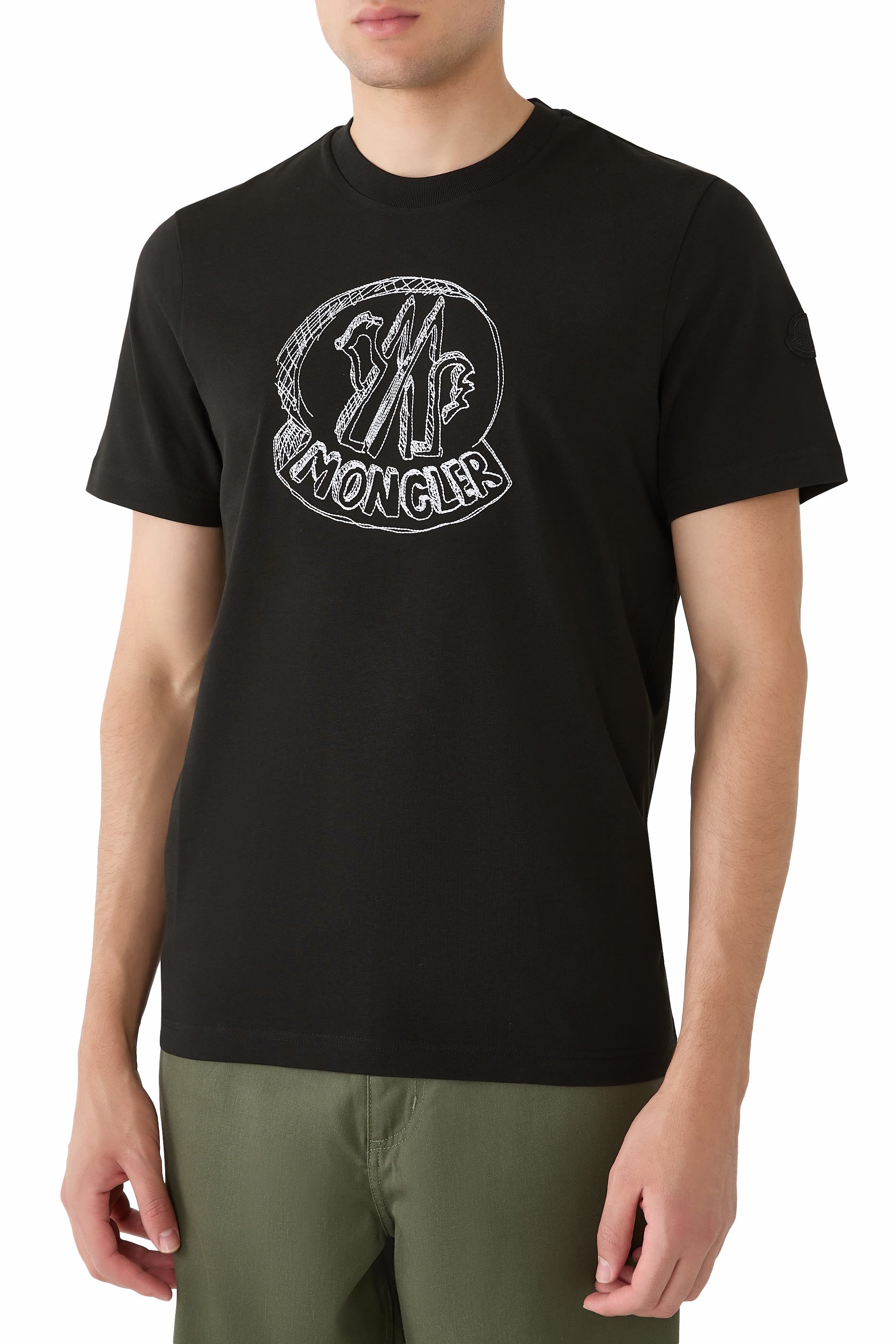 تيشيرت مطرز بشعار الماركة بتصميم تخطيطي