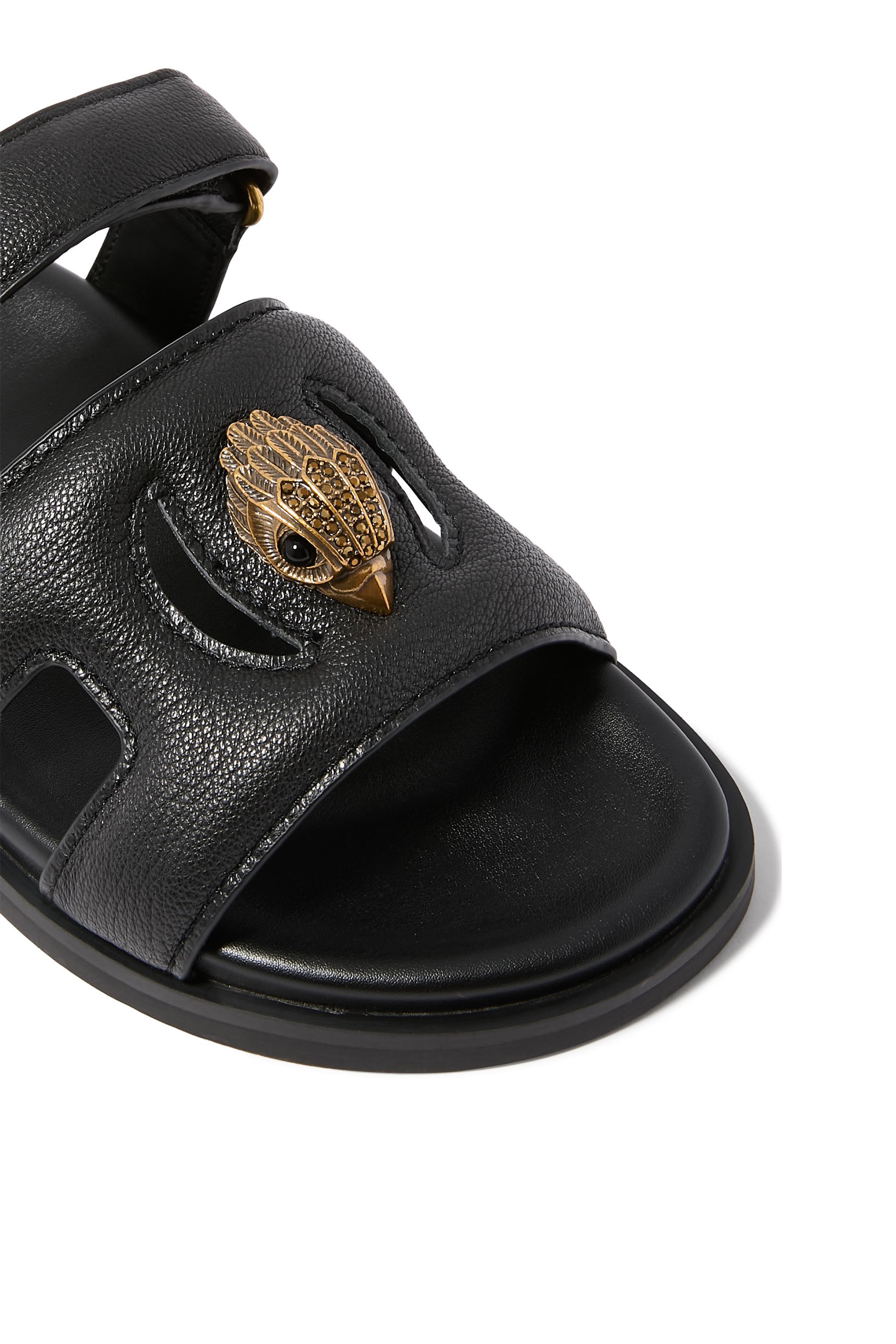 صندل بفتحات مزين بحلية شعار الماركة