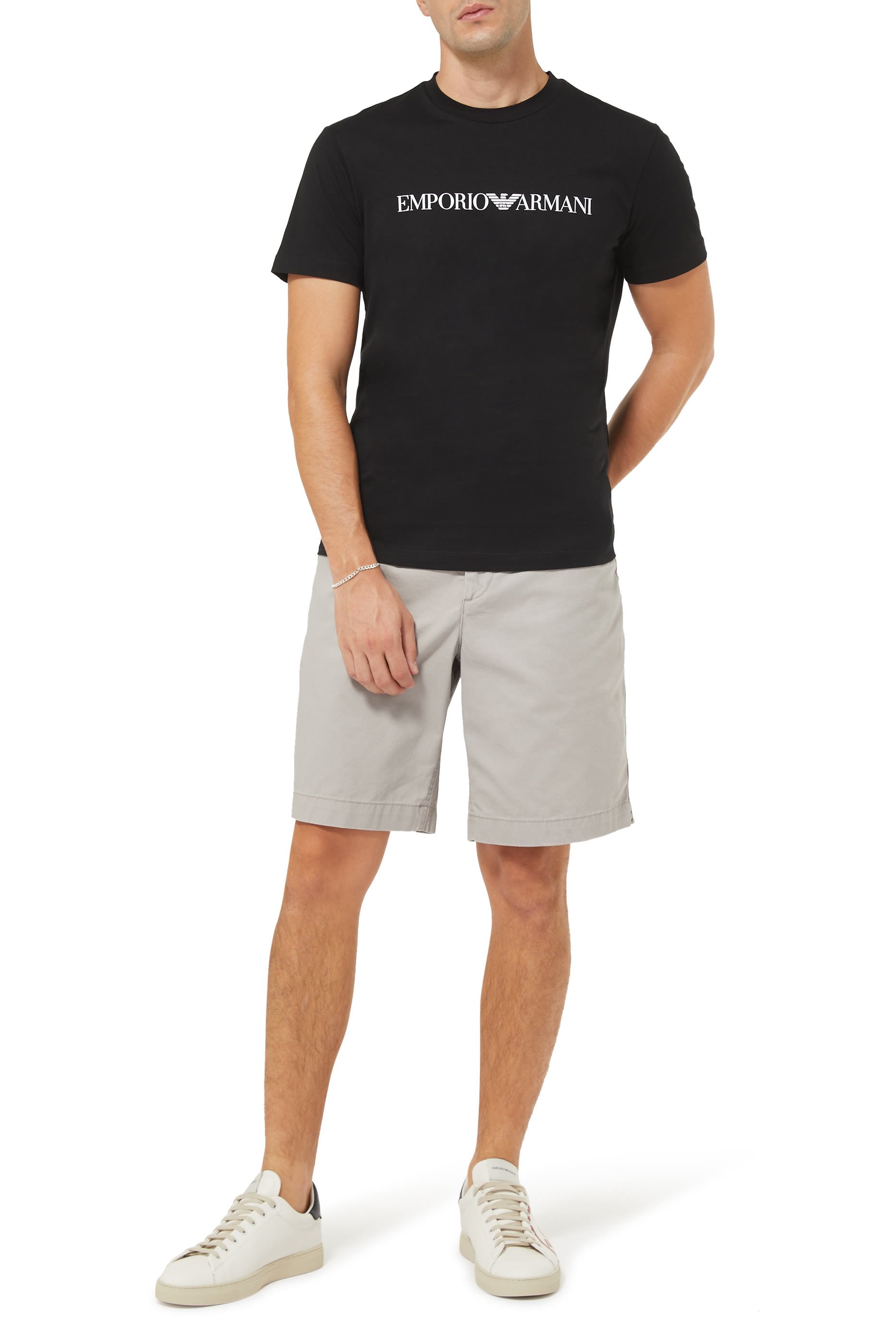 تي شيرت بشعار الماركة كبير الحجم