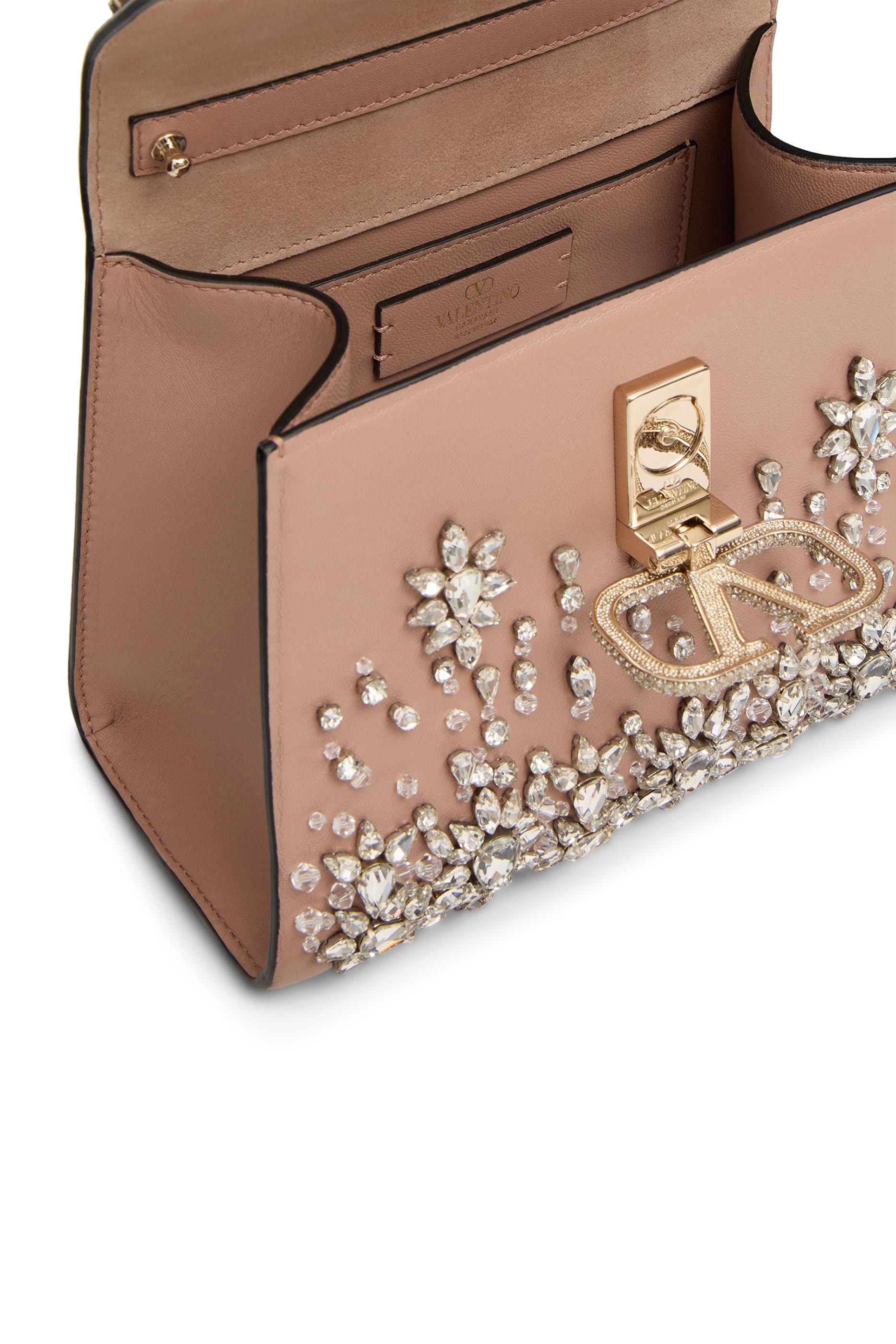 حقيبة يد صغيرة بتطريزات وسلسلة