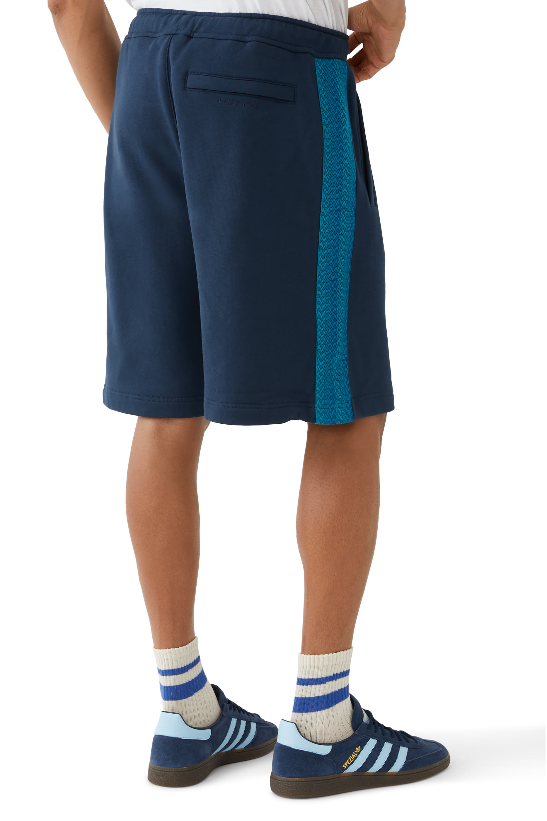 شورت بشعار الماركة على الجانب