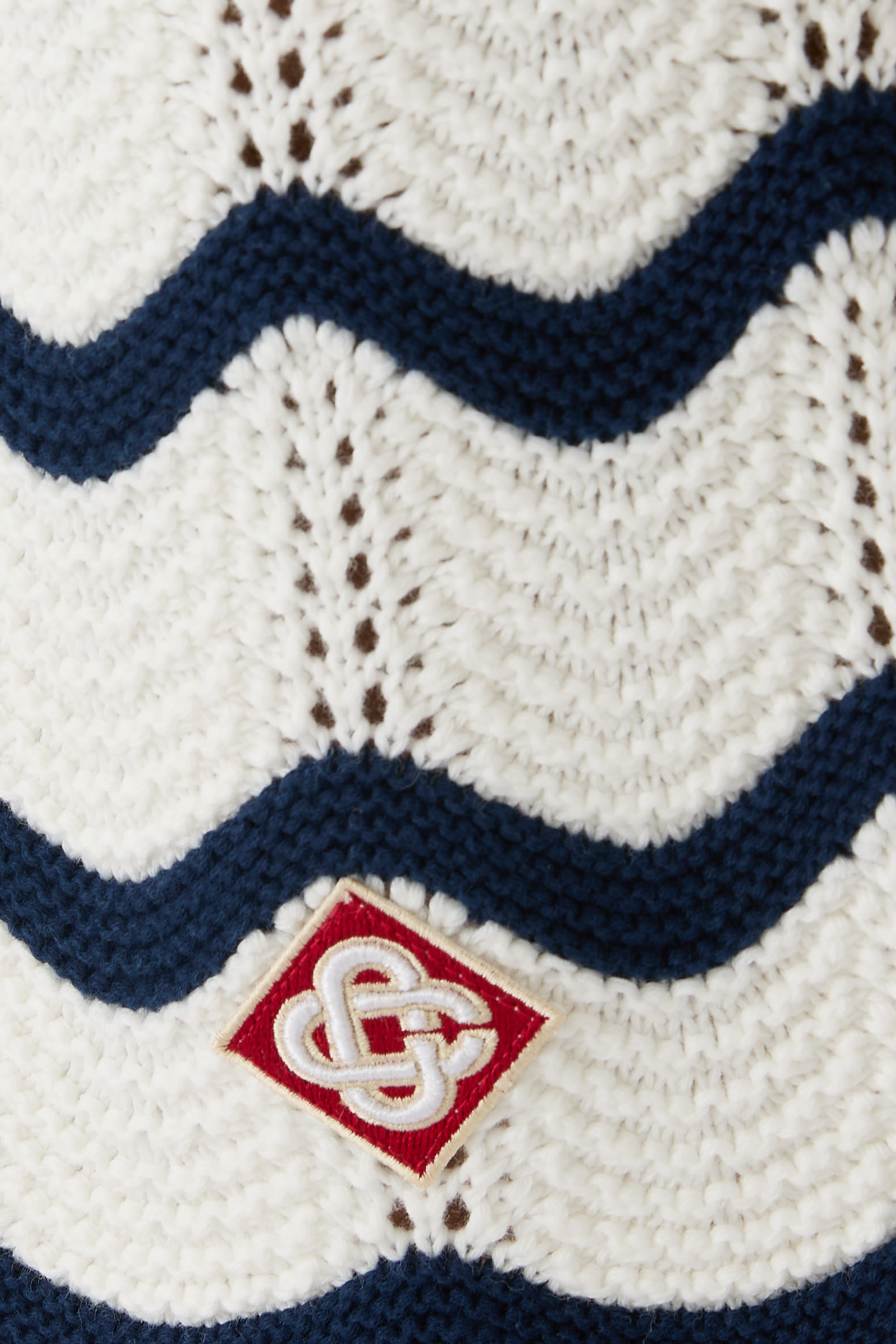 شورت منسوج بتصميم متموج