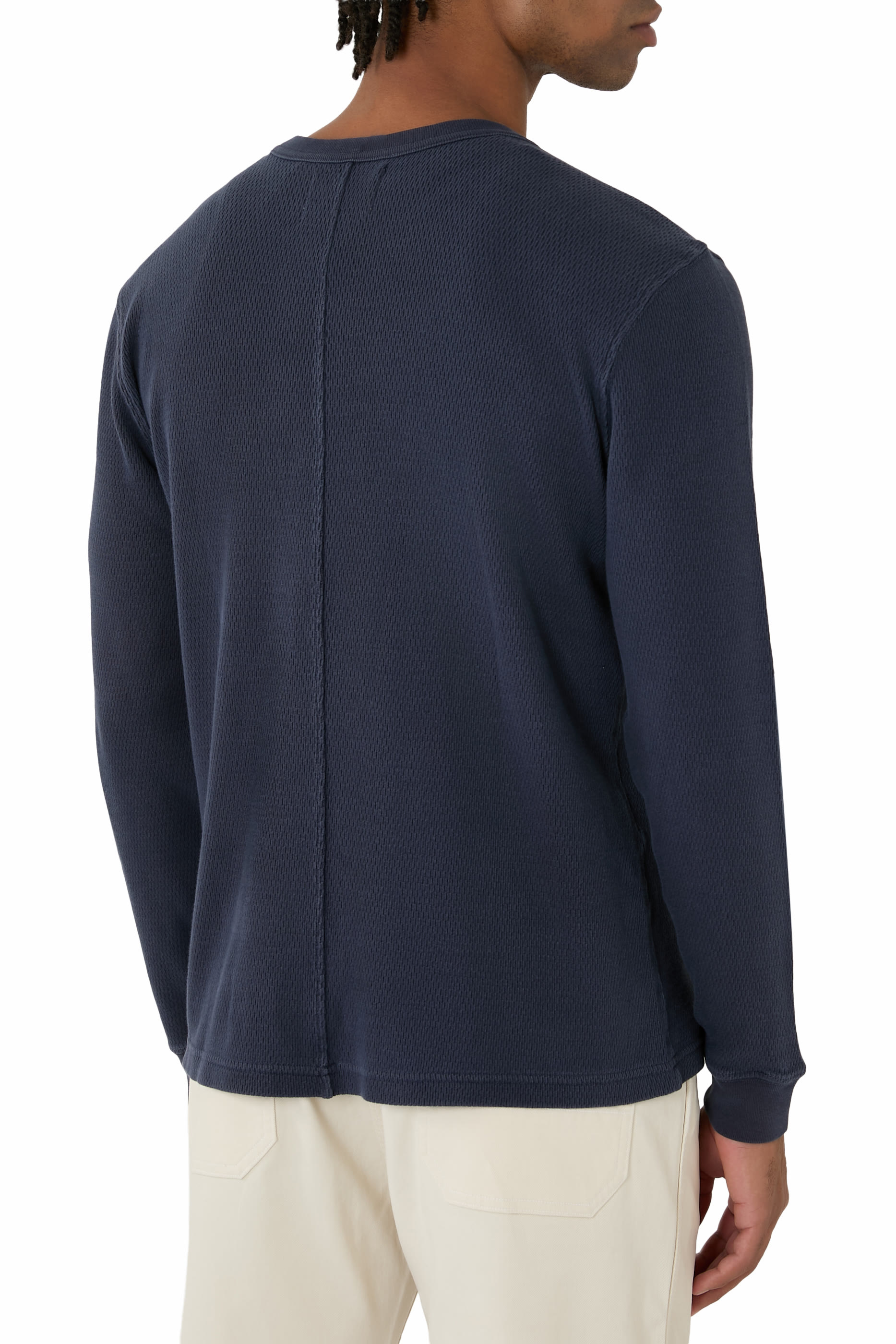 كنزة بياقة ضيقة وافل