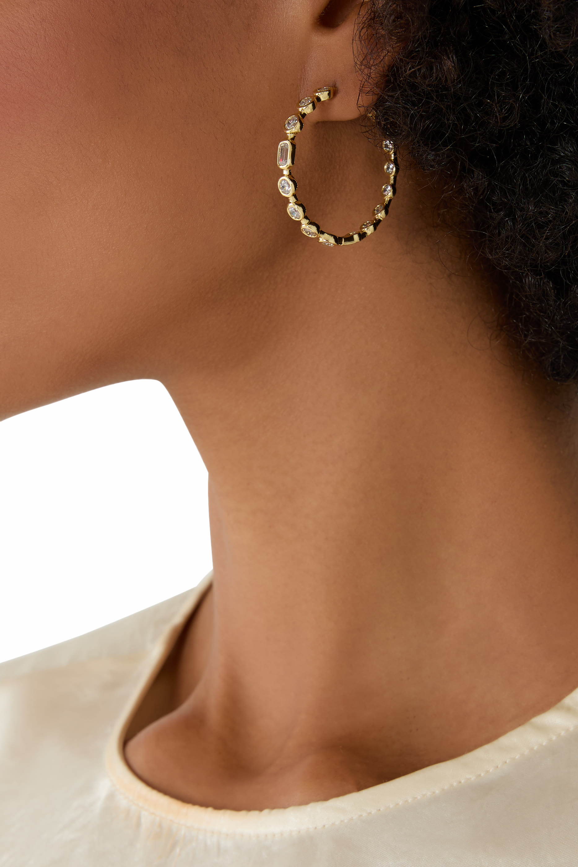 أقراط دائرية مرصعة بأحجار زركونيا مكعبة، نحاس مطلي بذهب عيار 14