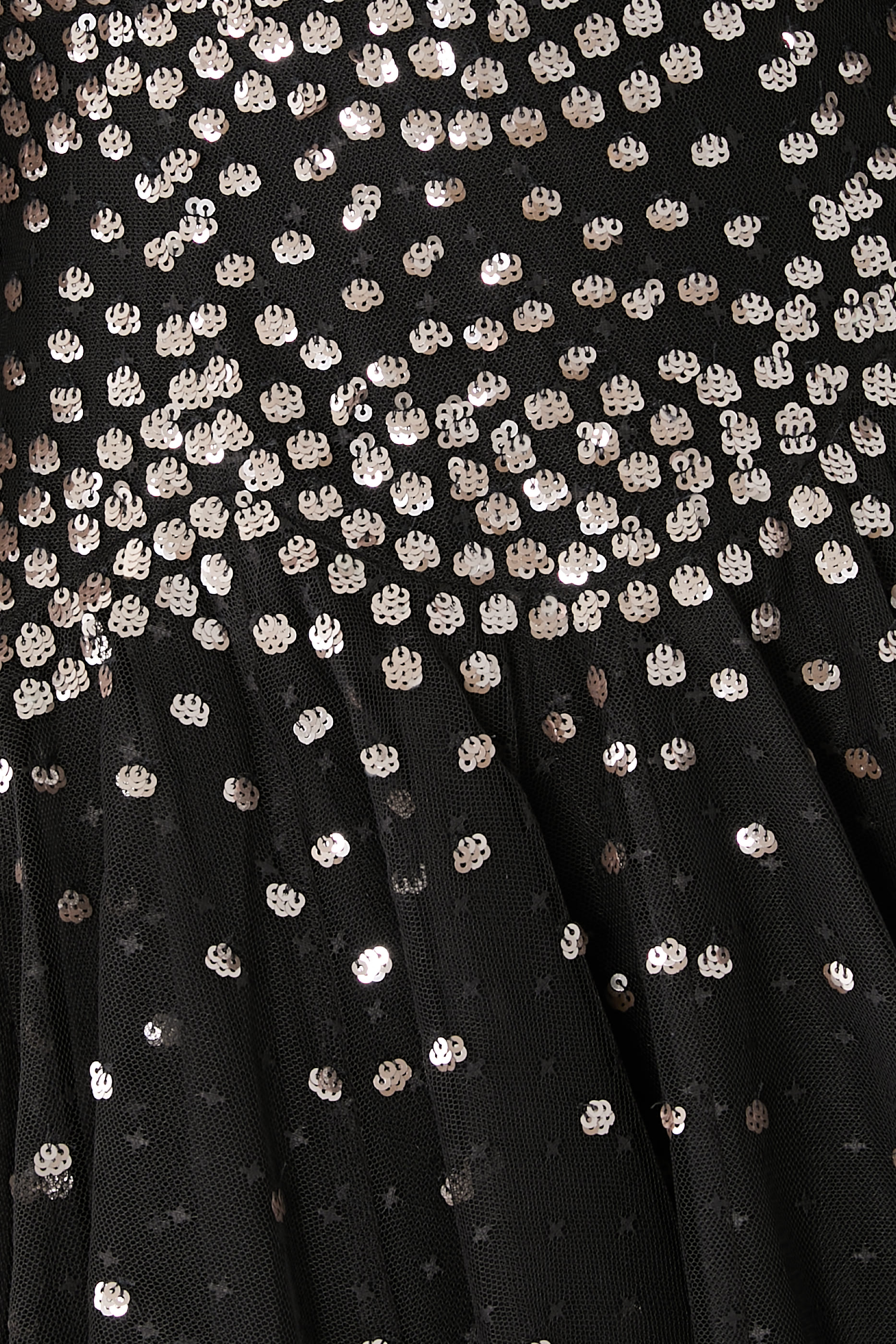 فستان قصير بياقة مستديرة صدفية وتطريزات بترتر