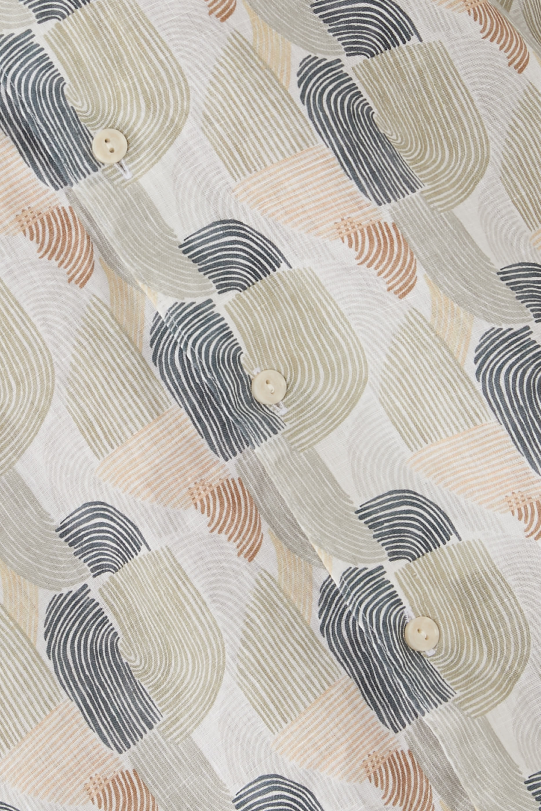 قميص بنقشة هندسية