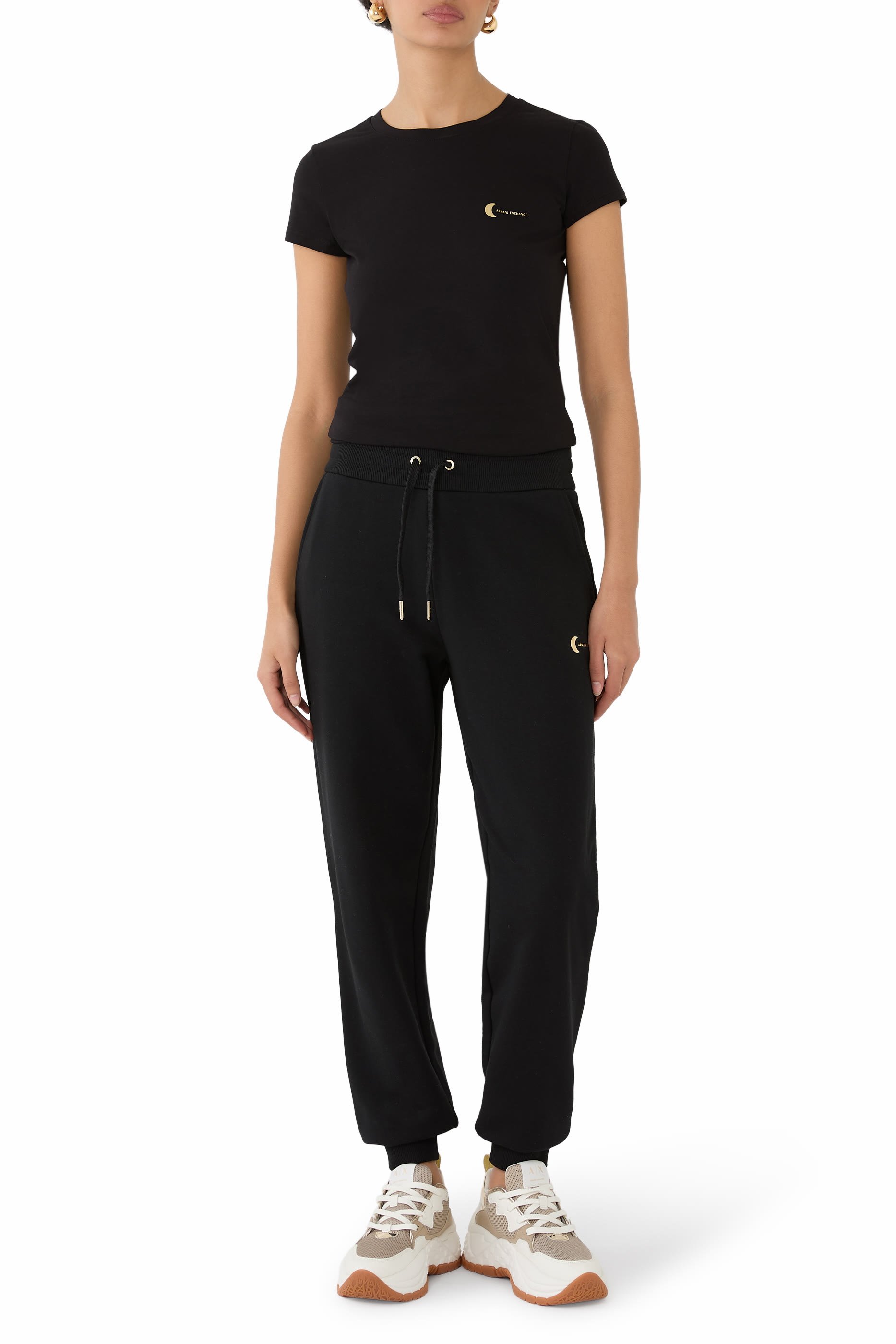 تيشيرت بقصة ضيقة وشعار الماركة بإصدار لرمضان