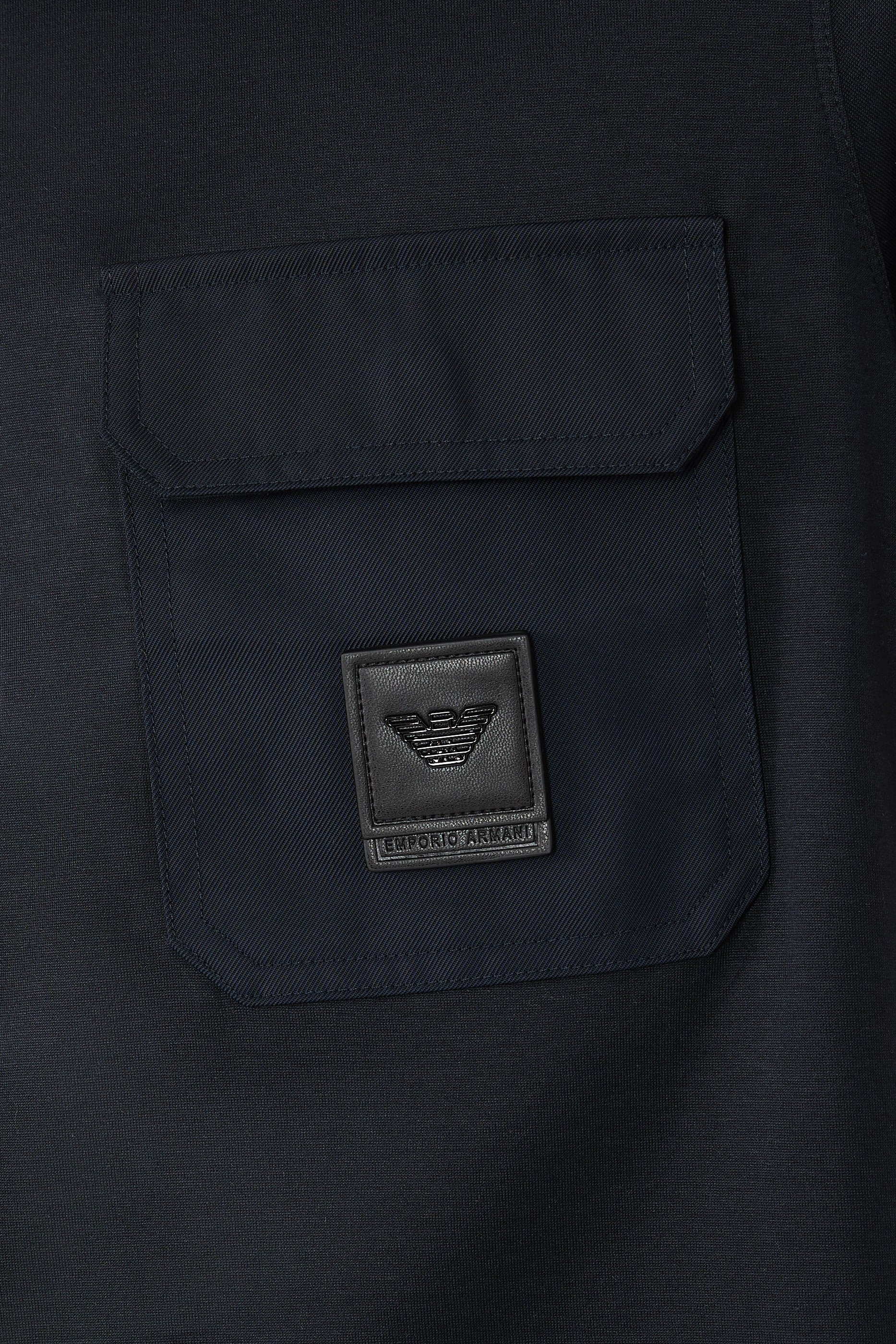 تيشيرت بقصة عادية وجيب خارجي بشعار الماركة