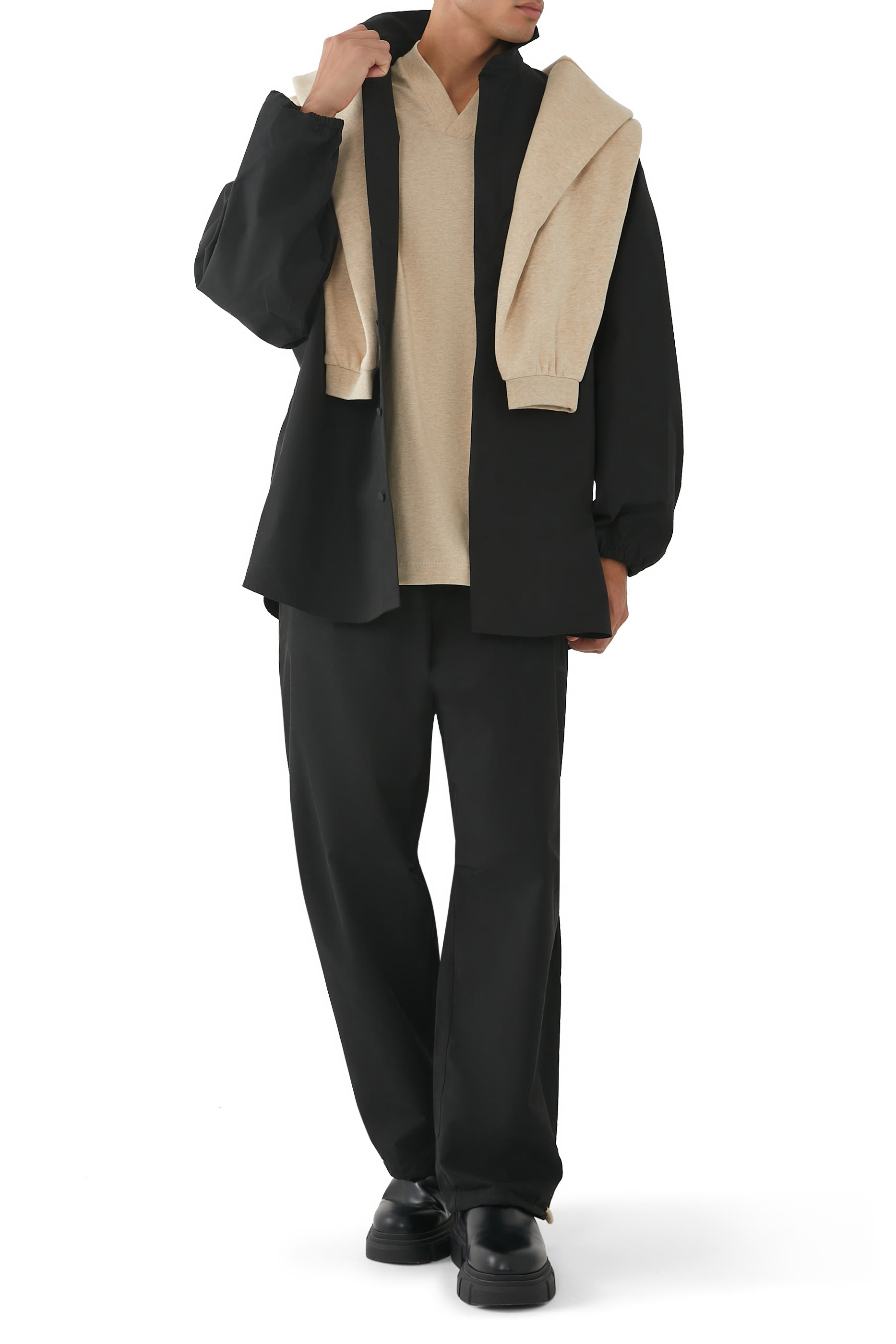 تيشيرت بياقة على شكل حرف V وشعار الماركة