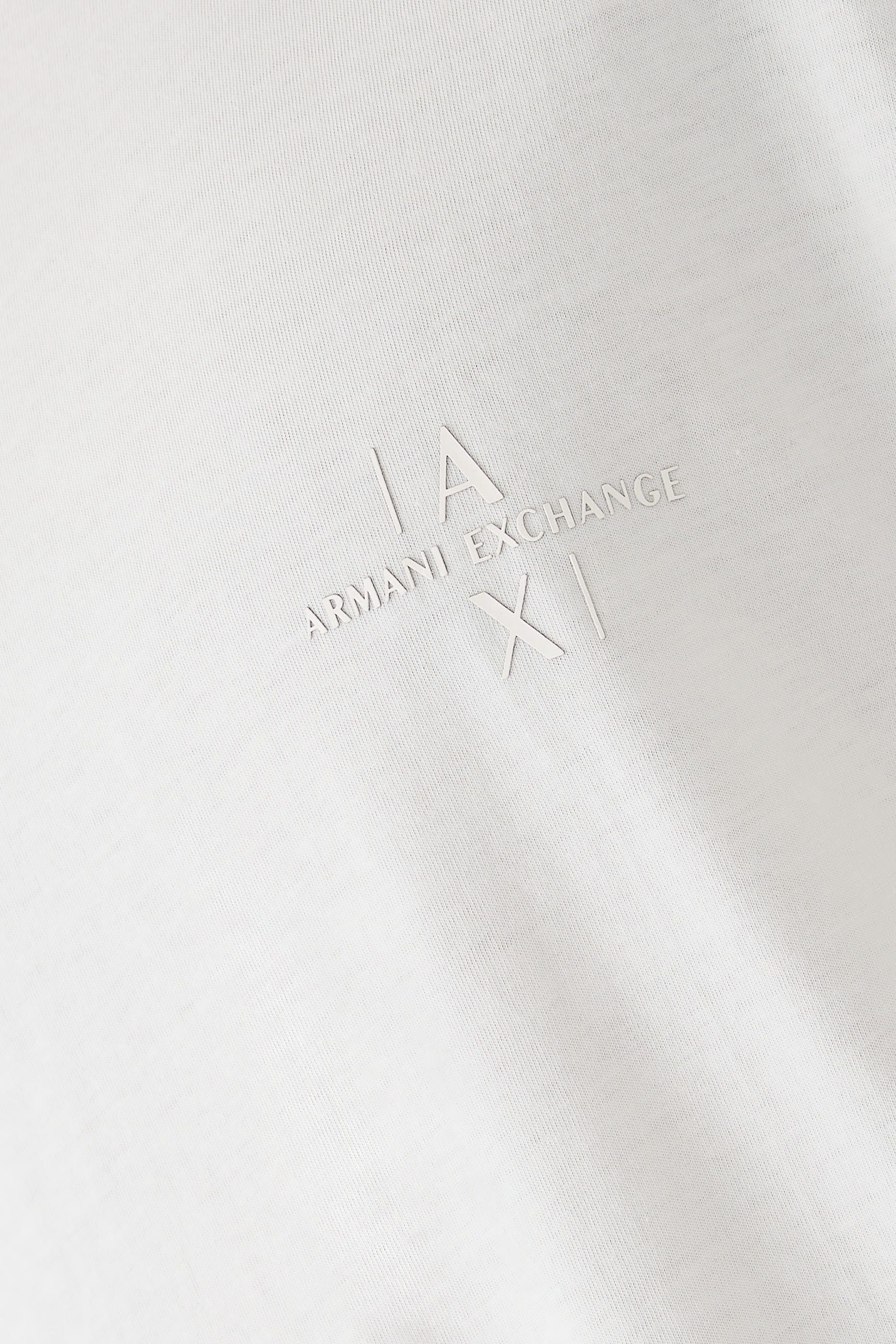 تيشيرت بقصة عادية مزين بشعار الماركة