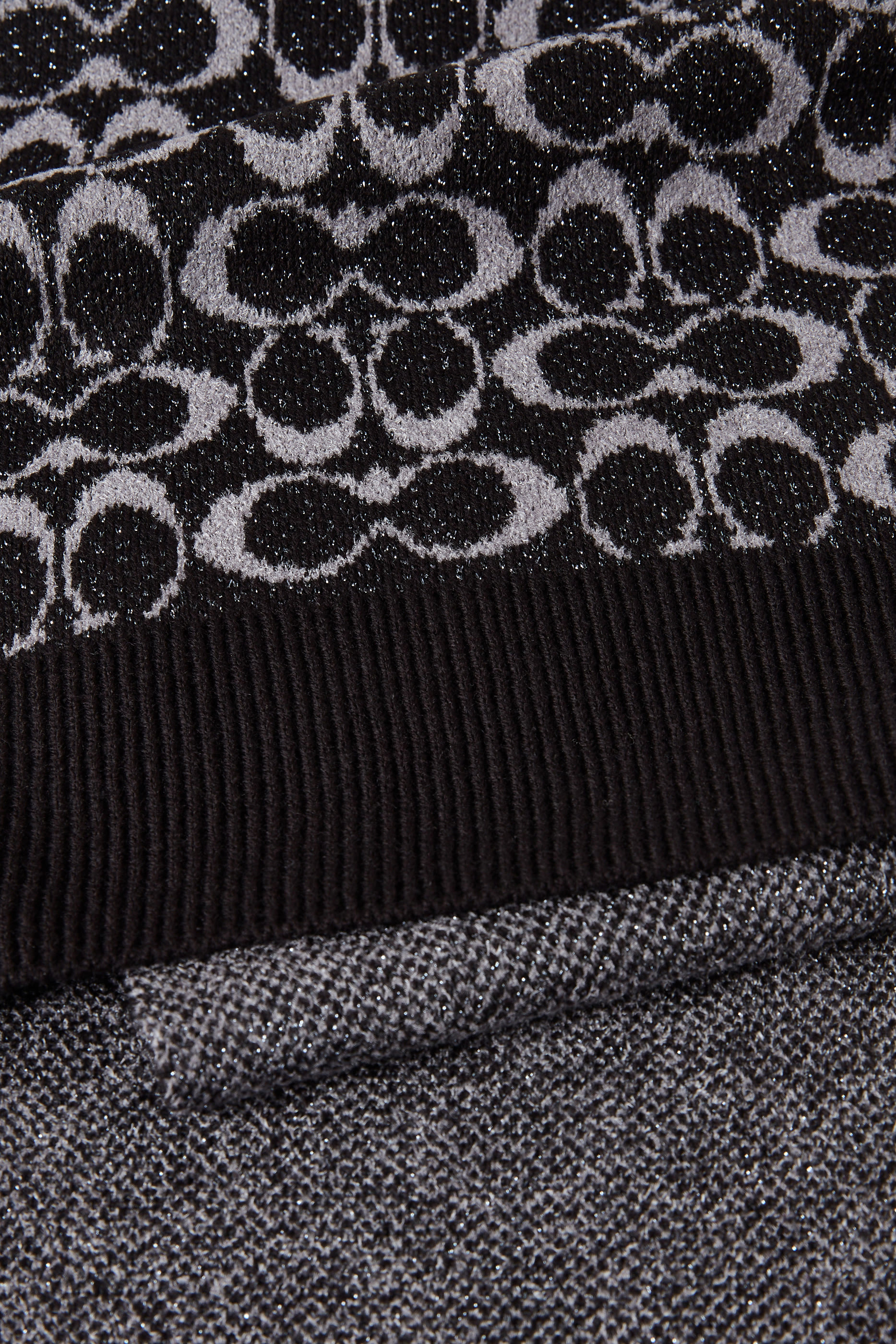 وشاح بنقشة حرف شعار الماركة