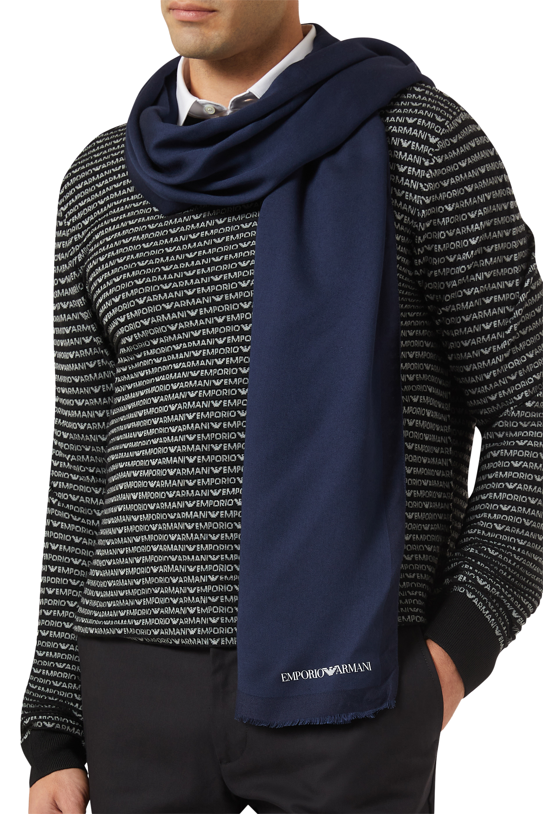 وشاح بنقشة شعار الماركة