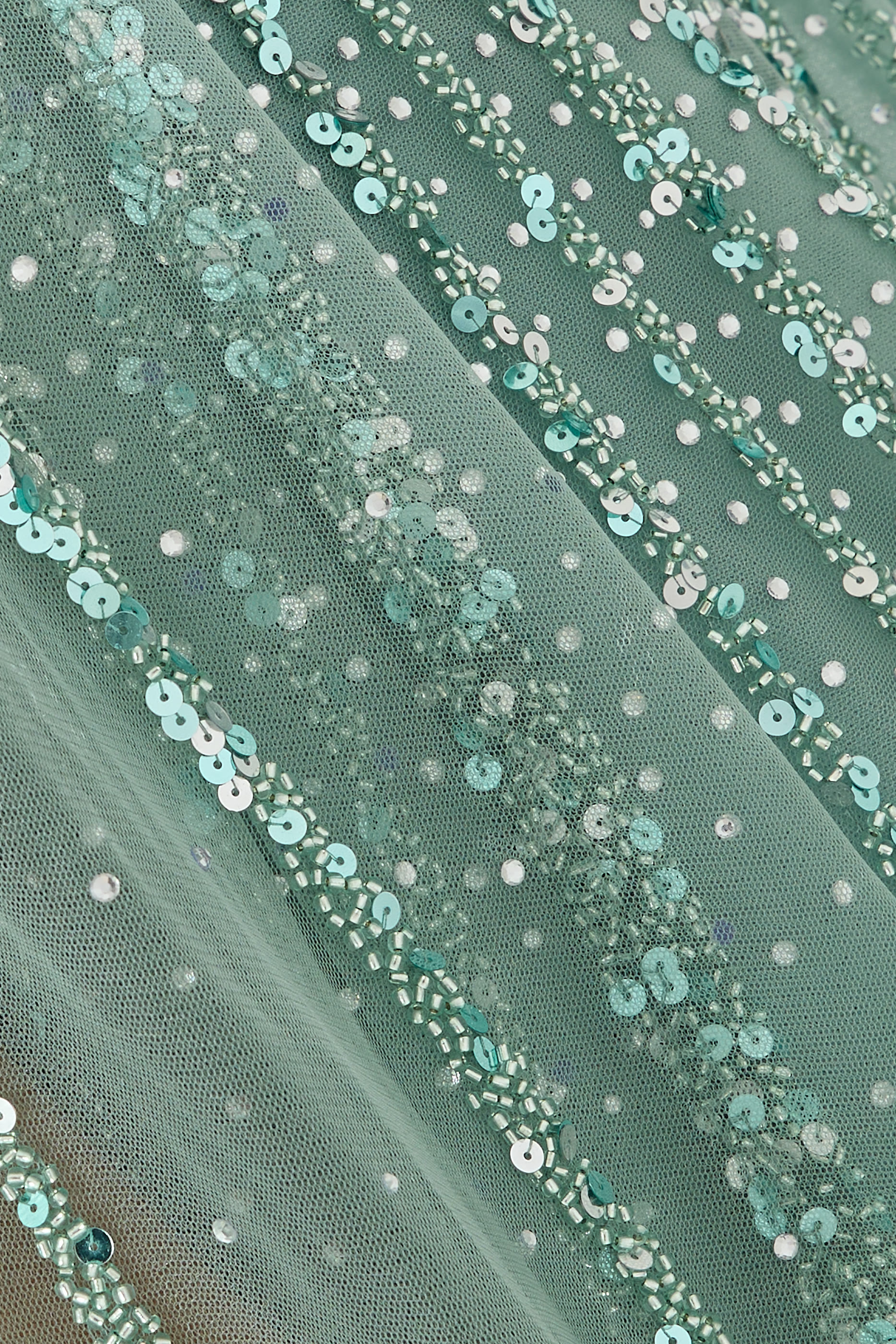 فستان سهرة بأكمام كاب