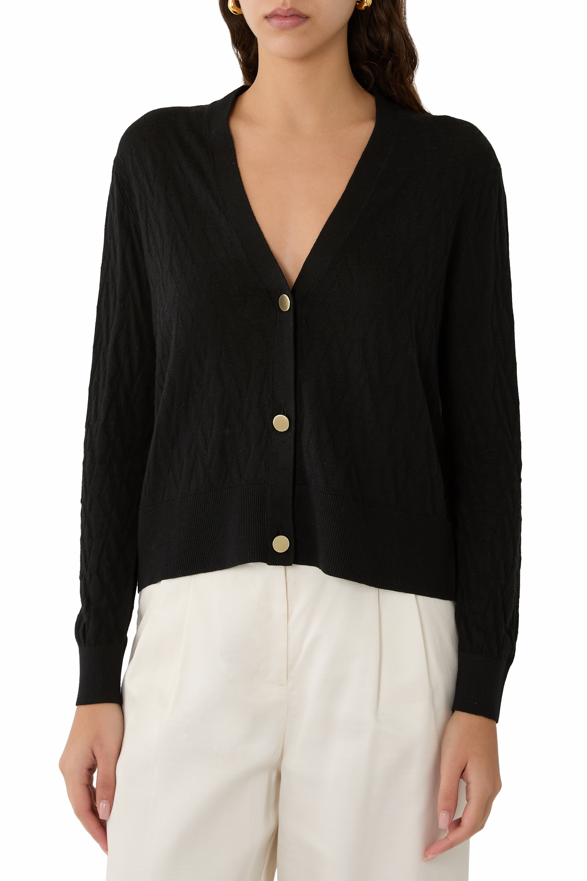 كارديجان بأزرار وحروف شعار الماركة