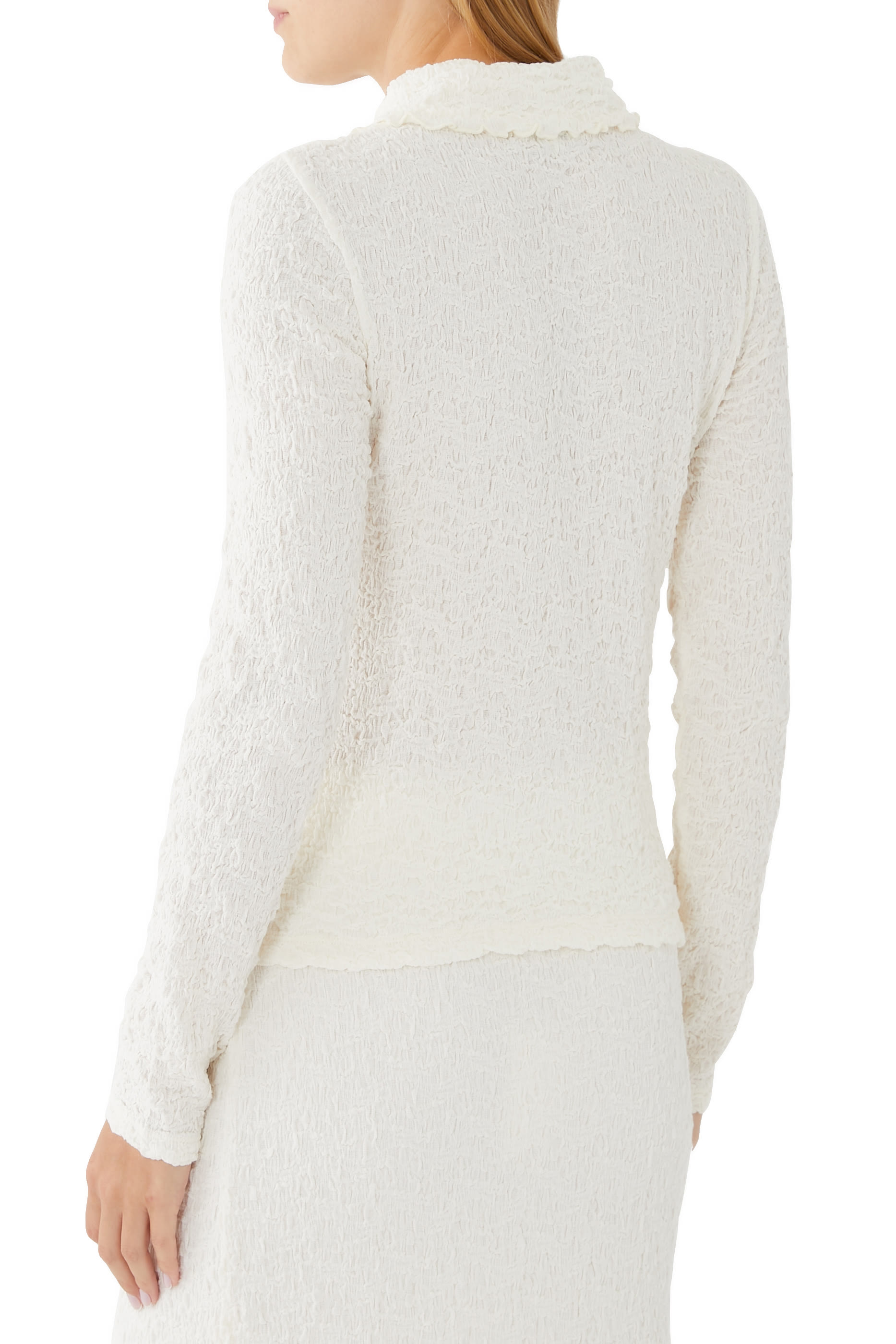 قميص بكشكش وأزرار أمامية وأكمام طويلة