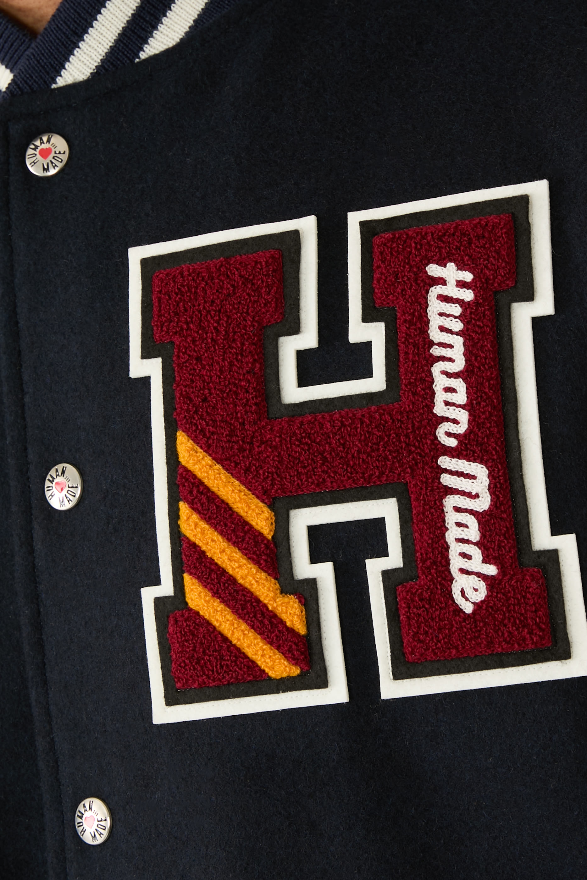 جاكيت بتصميم جامعي