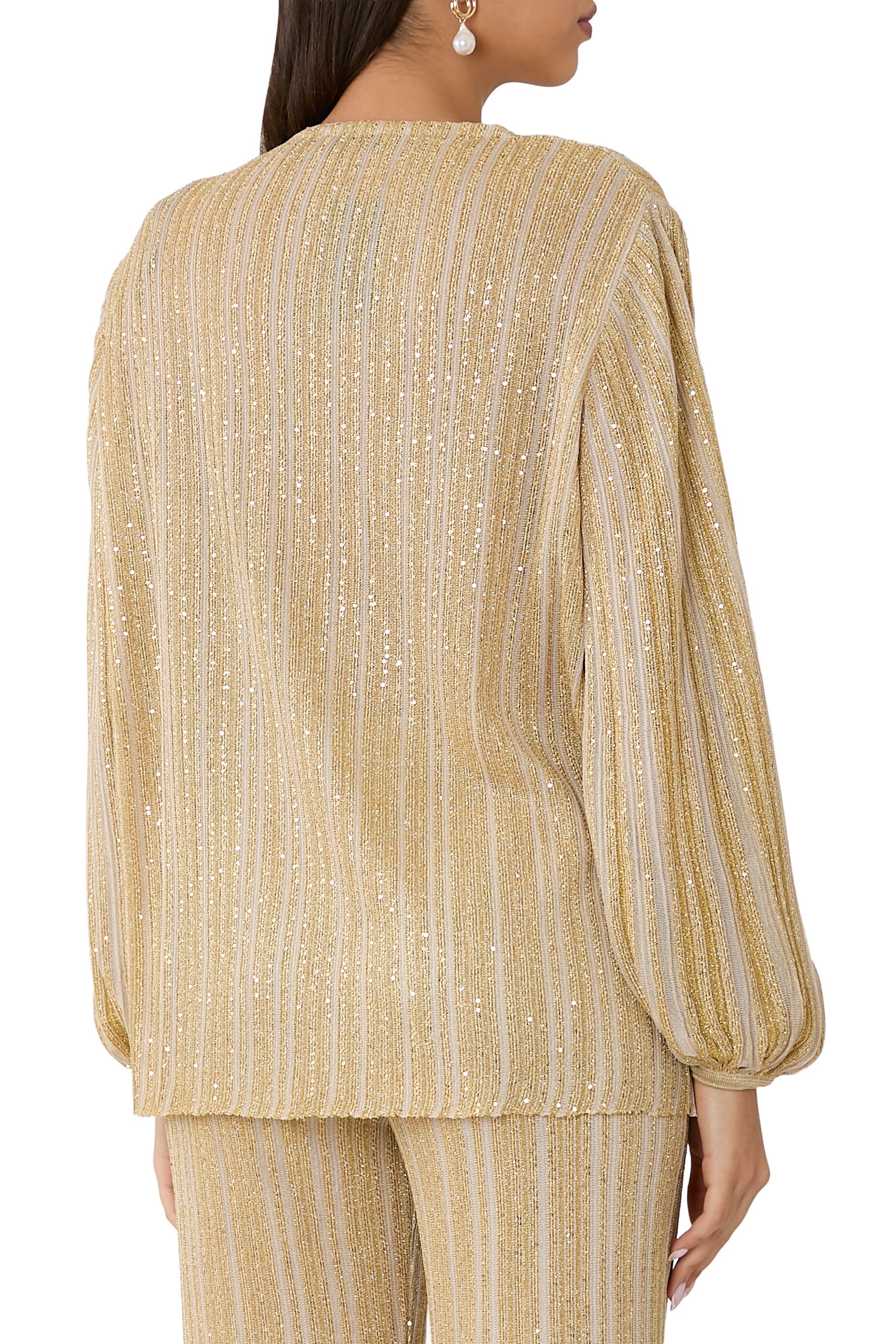 بلوزة بفتحة وخيوط لامعة