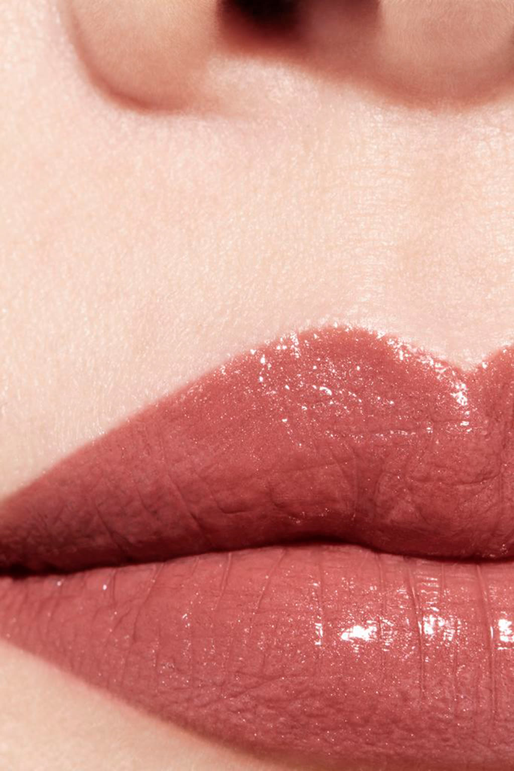 لون وإشراقة وكثافة بلمح البصر. ROUGE COCO FLASH