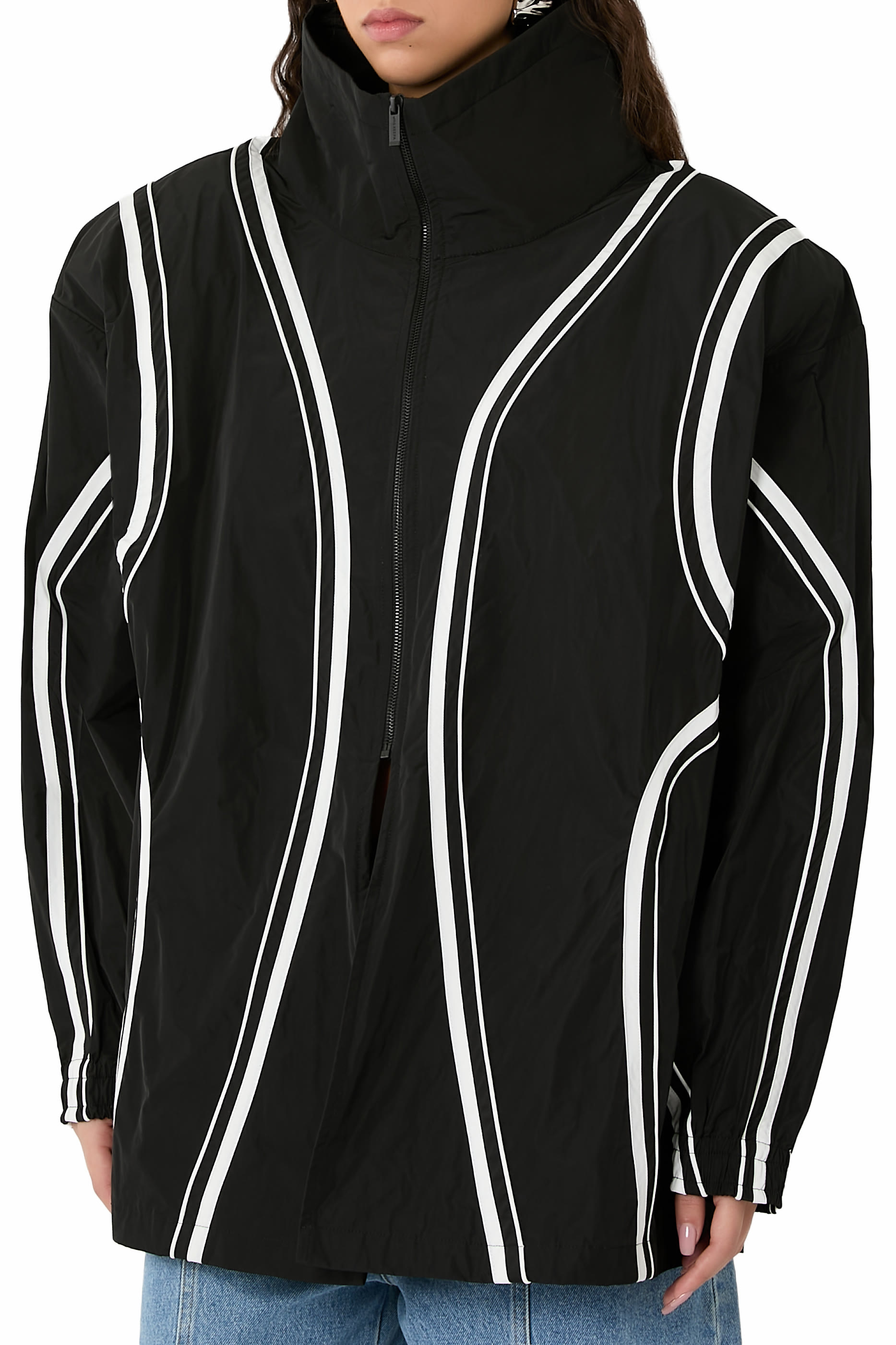 جاكيت رياضي بزخرفة هندسية لإطلالات متعددة