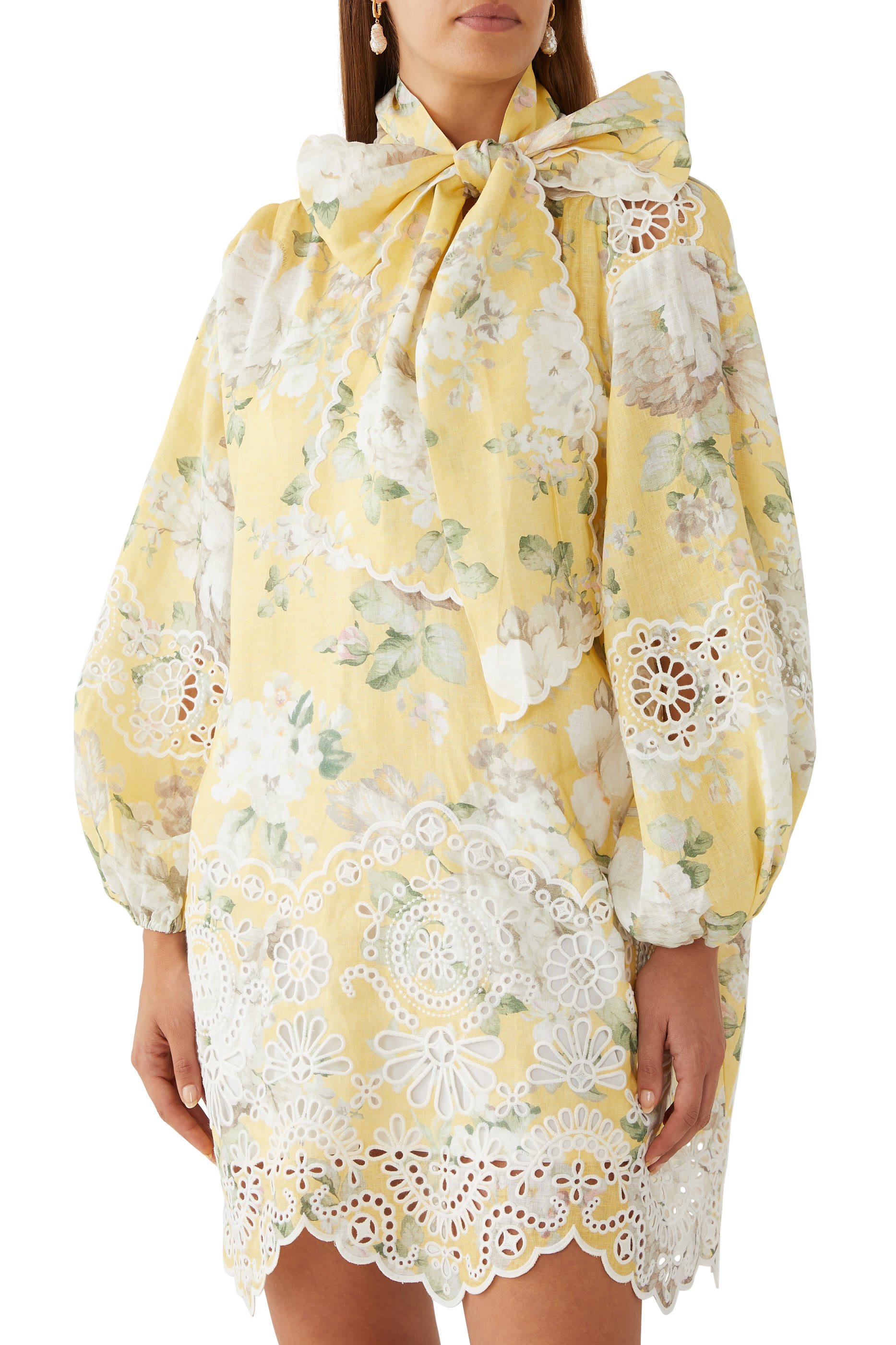 فستان أكاسيا قصير بربطة وتطريزات