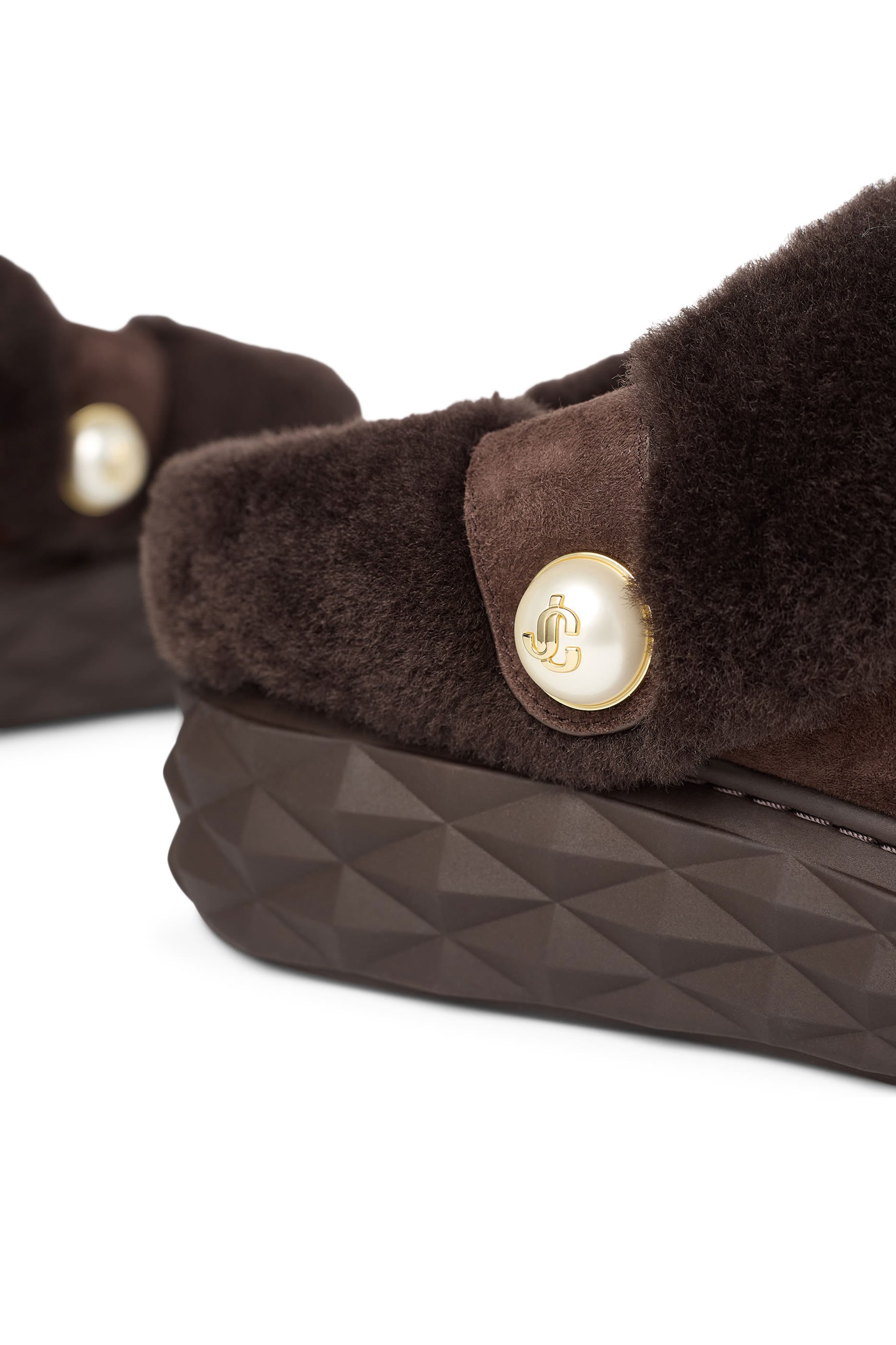 حذاء مفتوح من الخلف بتصميم معينات كبيرة