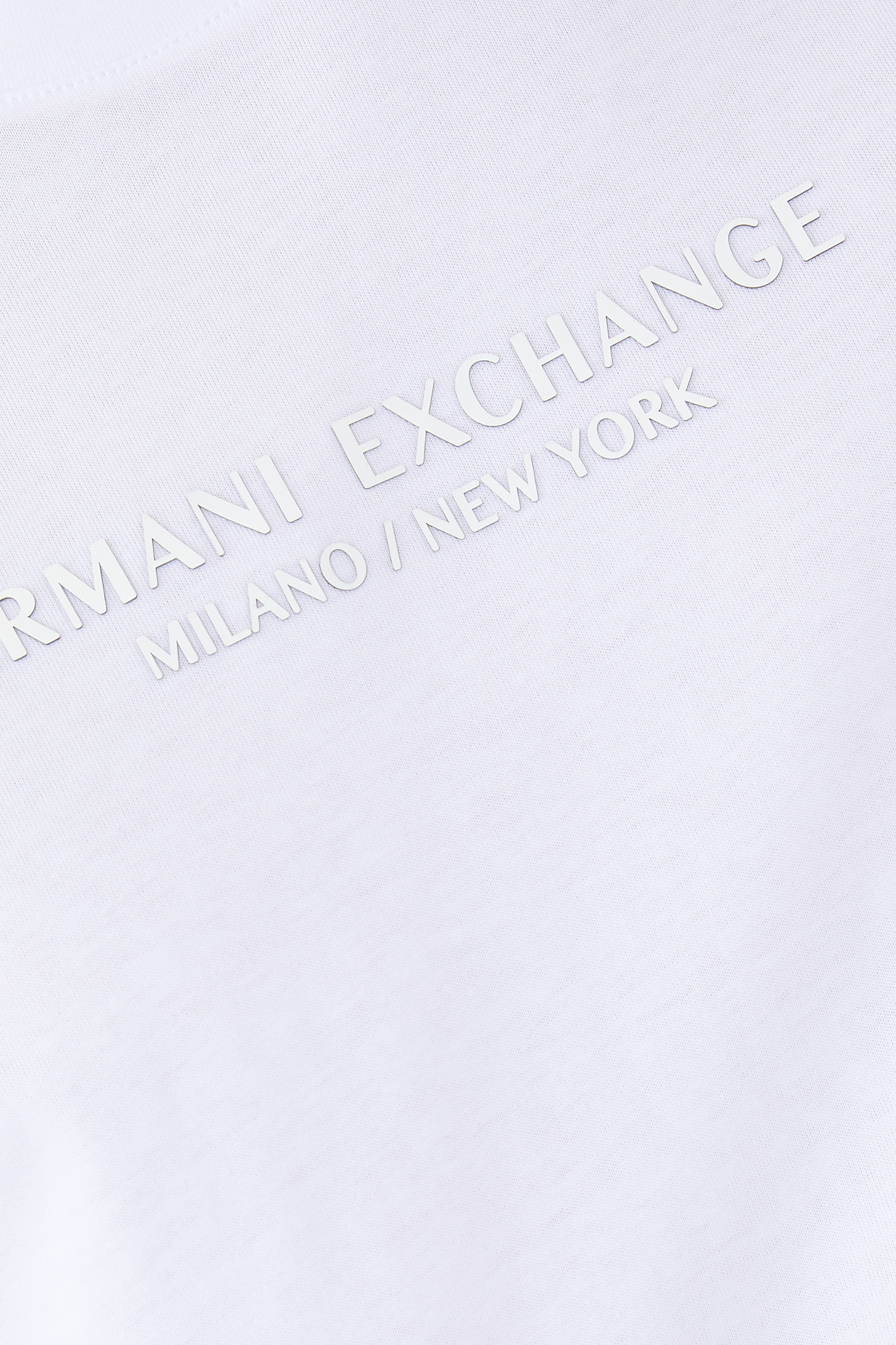 تيشيرت بشعار الماركة بقصة عادية