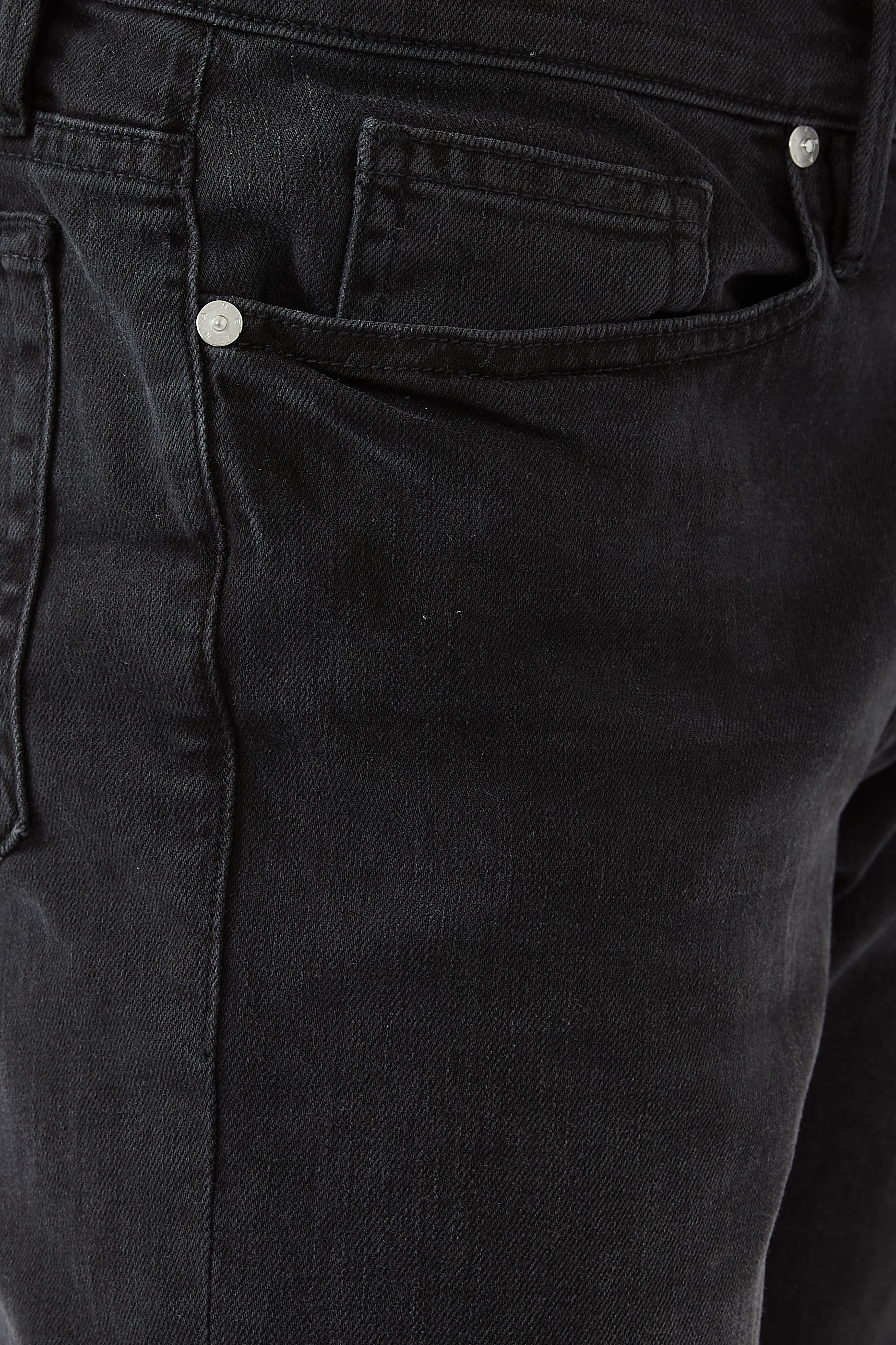 بنطال جينز لوم بقصة ضيقة