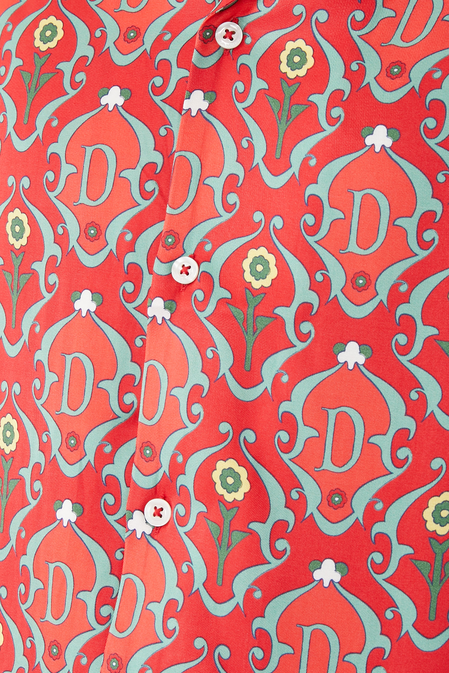 قميص بأكمام قصيرة وطبعات