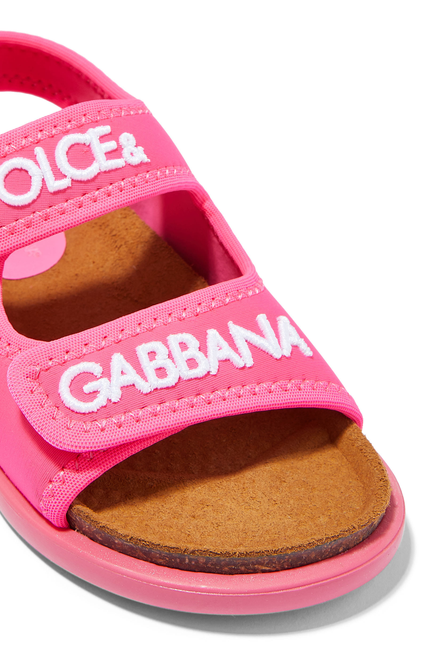 صندل للأطفال مطرز بشعار الماركة قماش معالج