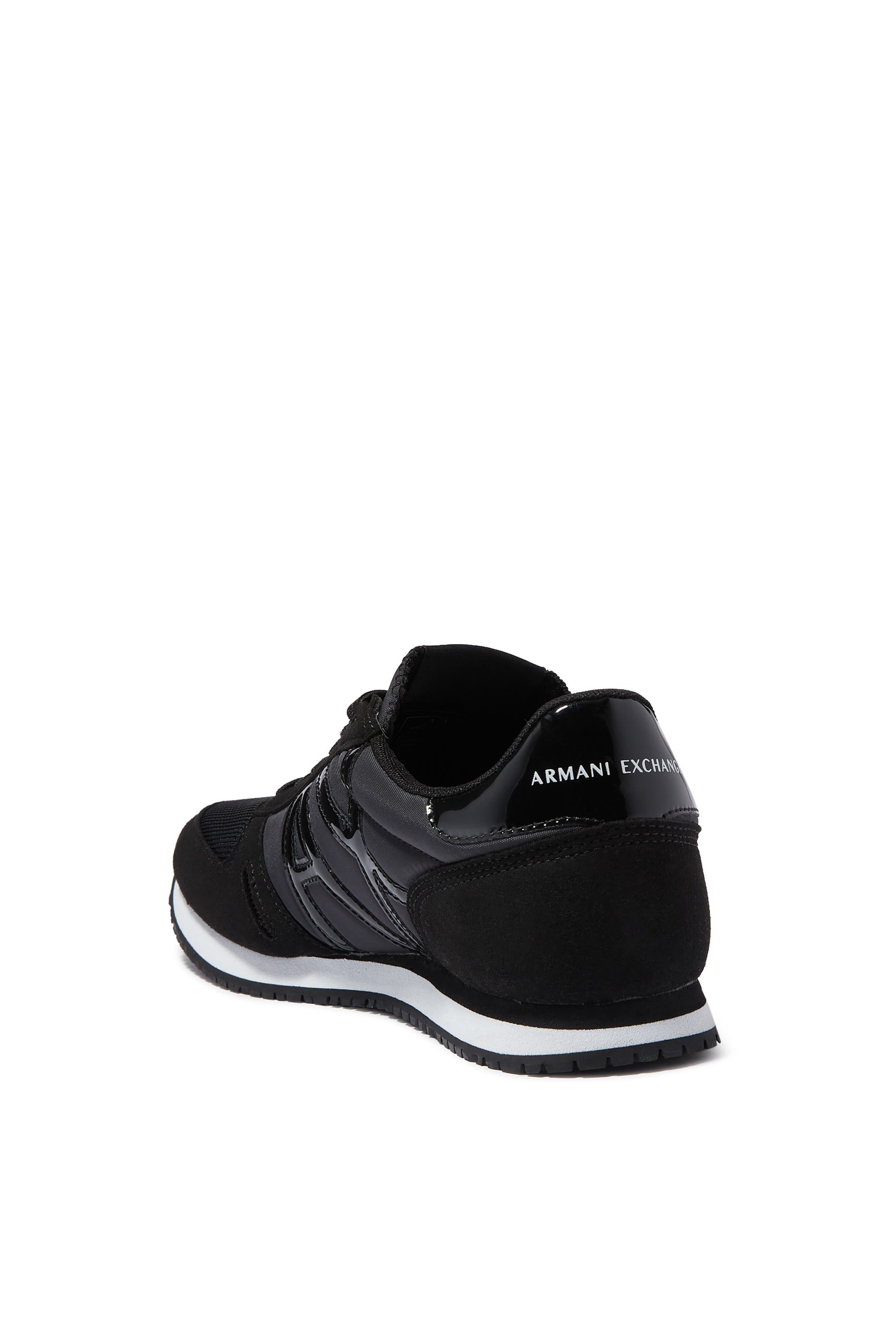 سنيكرز مزين بشعار الماركة من قماش شبكي وشمواه