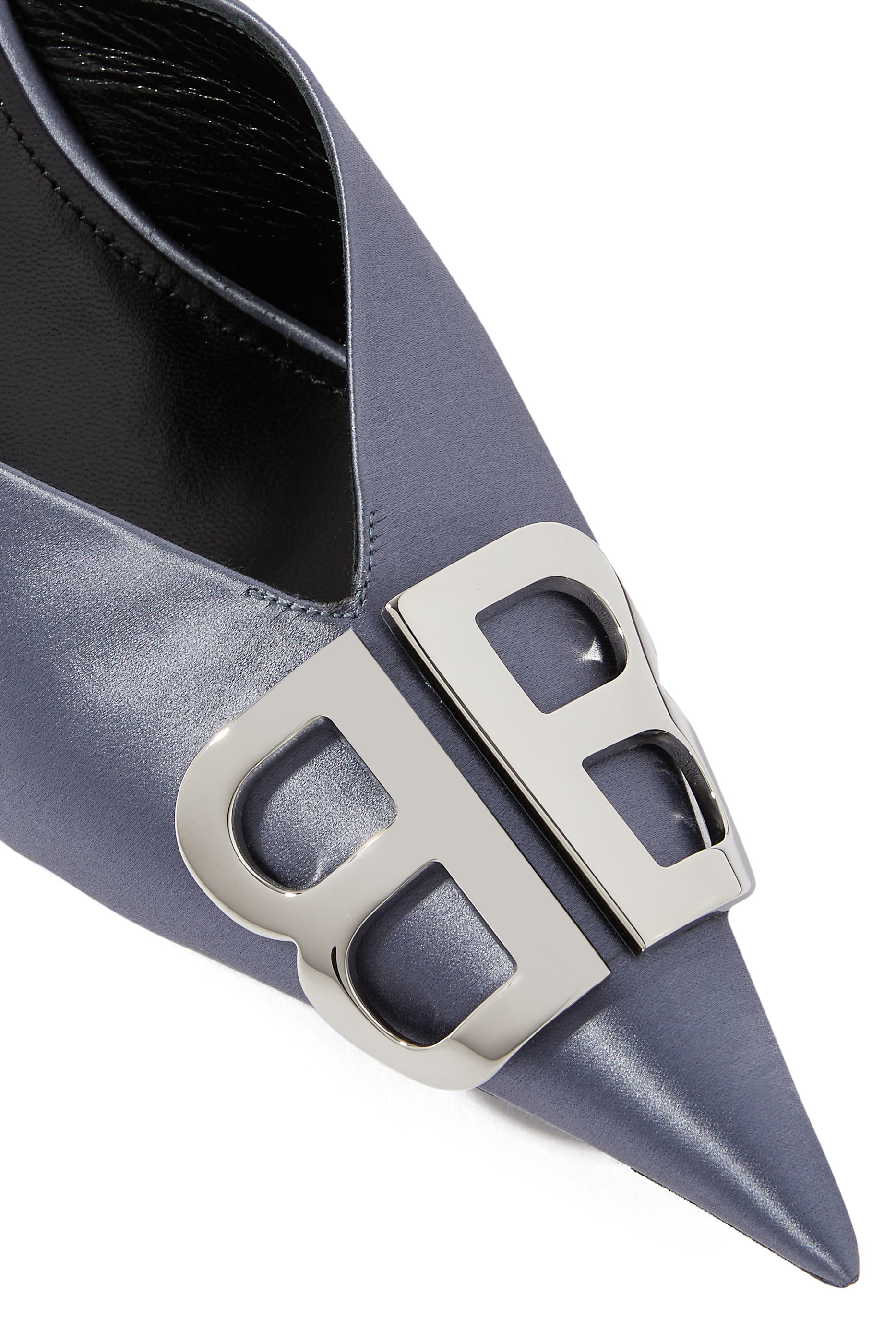 حذاء مفتوح من الخلف ستان بشعار حرفي الماركة