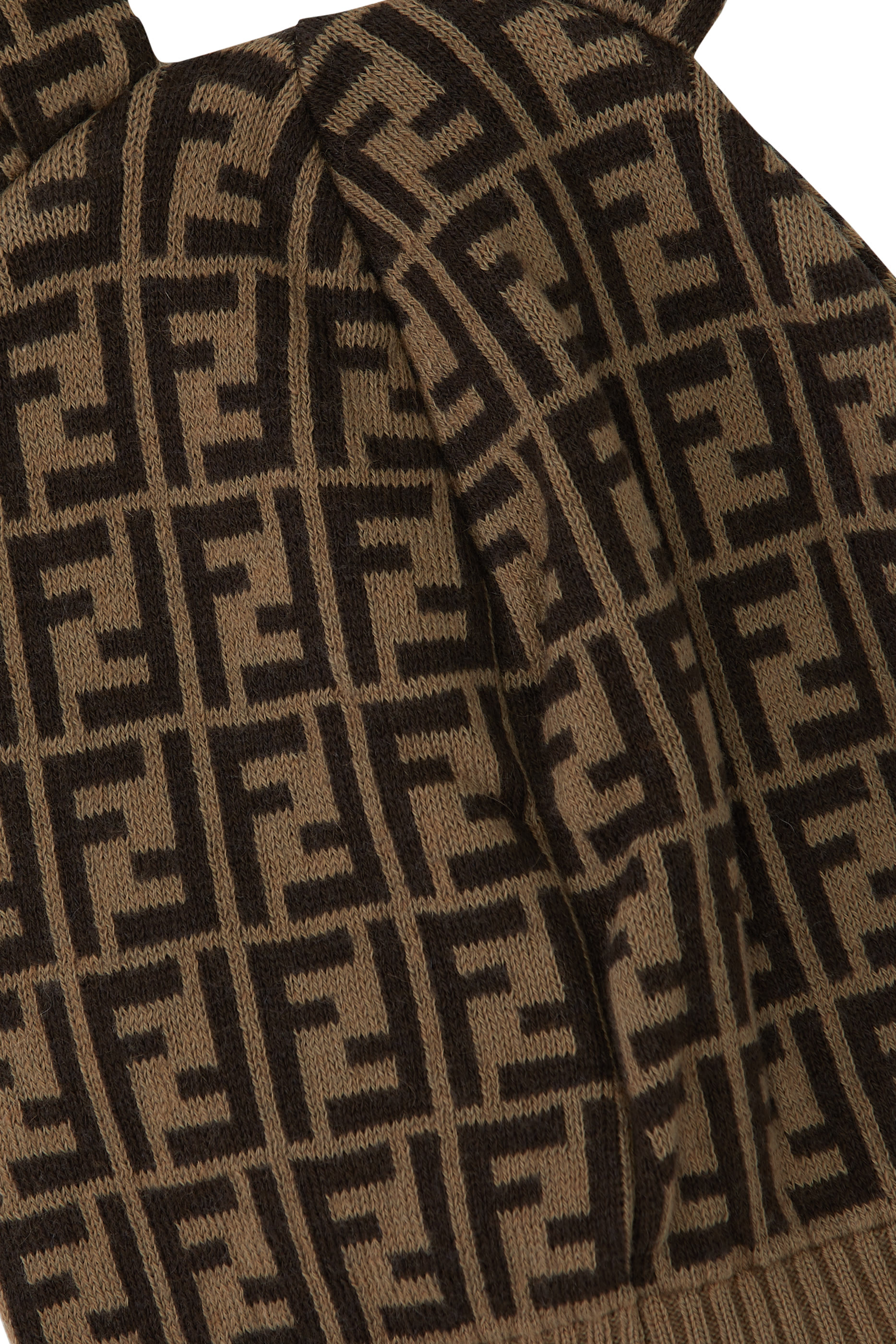 قبعة بتصميم أرنب بشعار الماركة FF