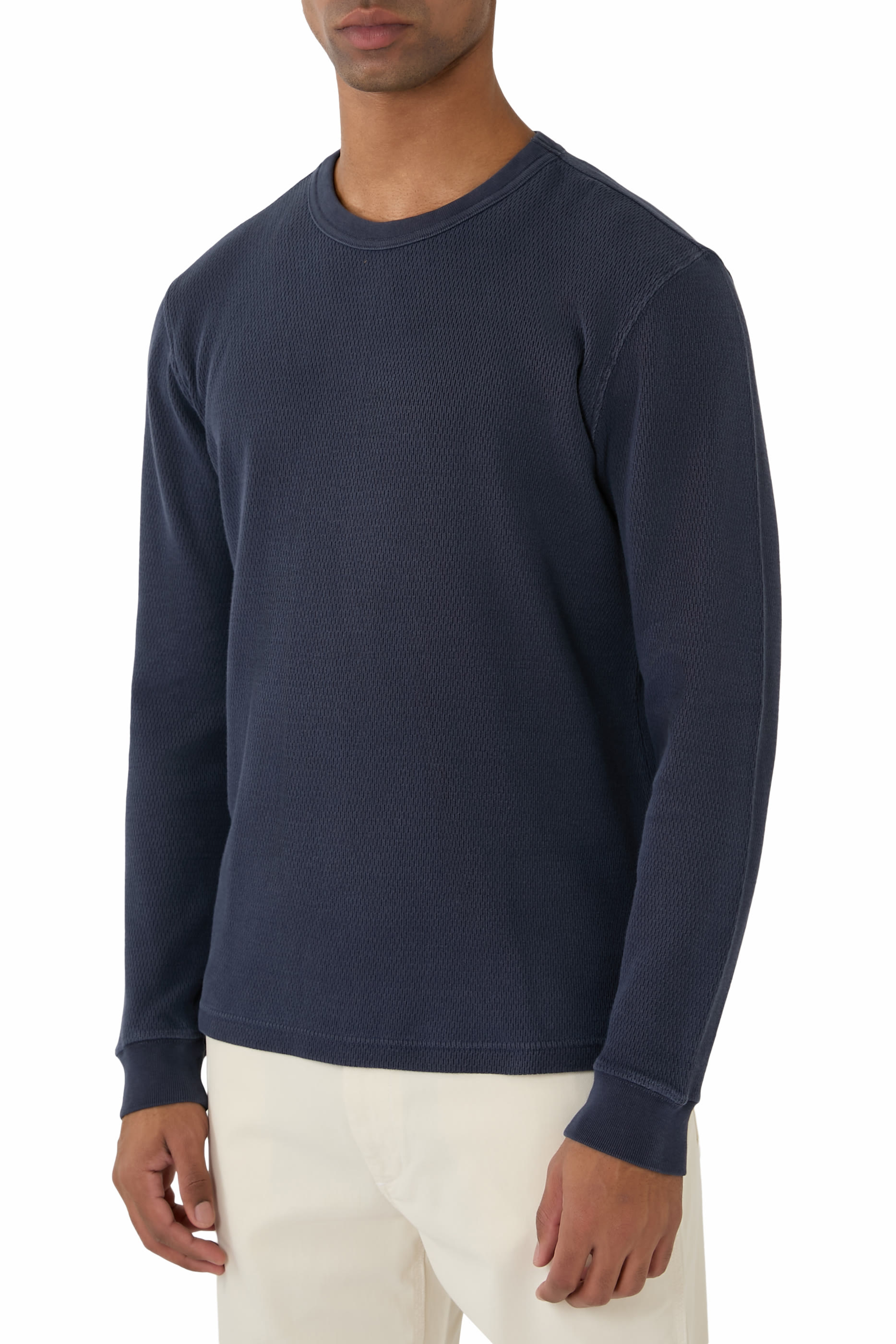 كنزة بياقة ضيقة وافل