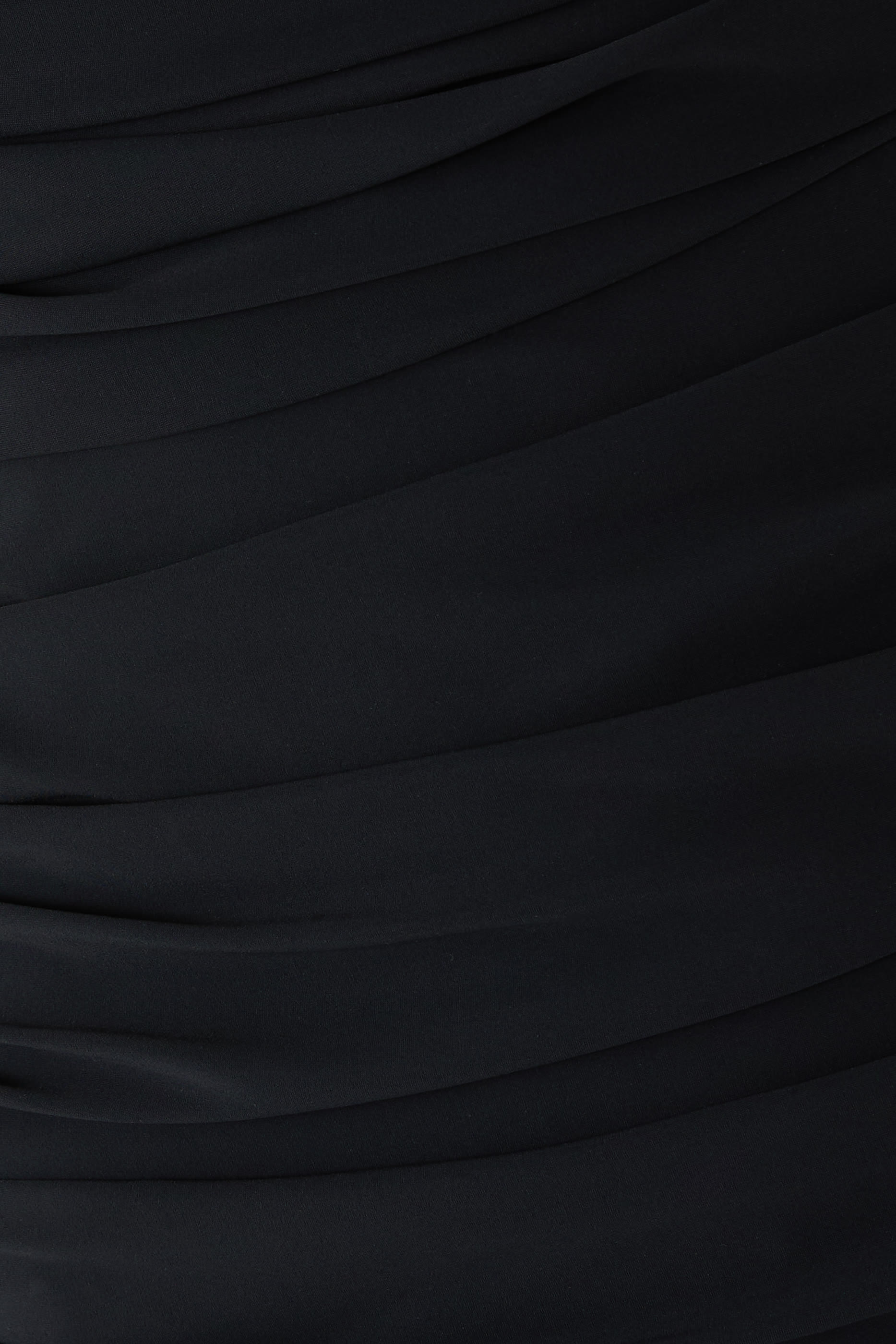 فستان بأكمام طويلة وقصة متوسطة الطول