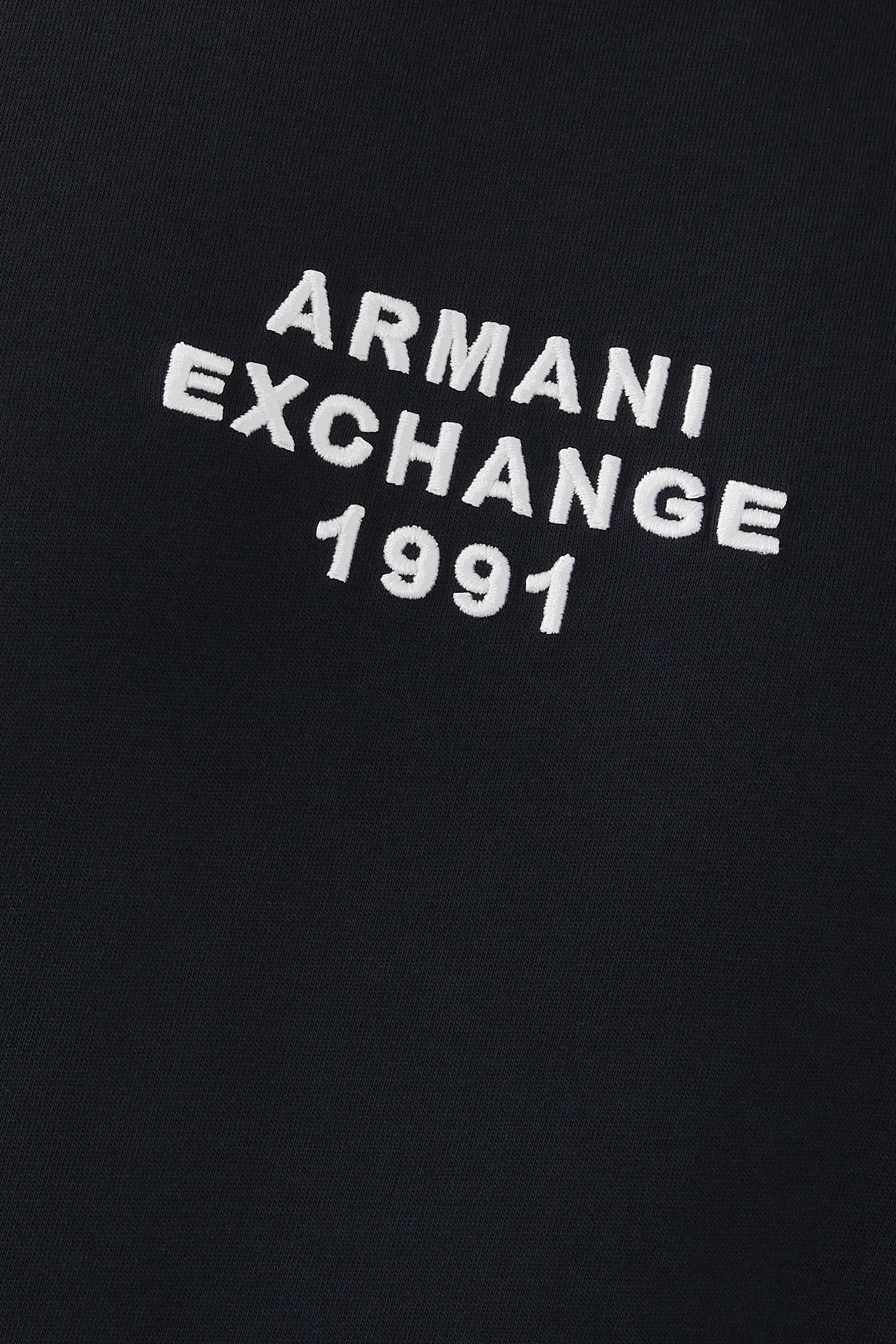 تيشيرت بحروف شعار الماركة