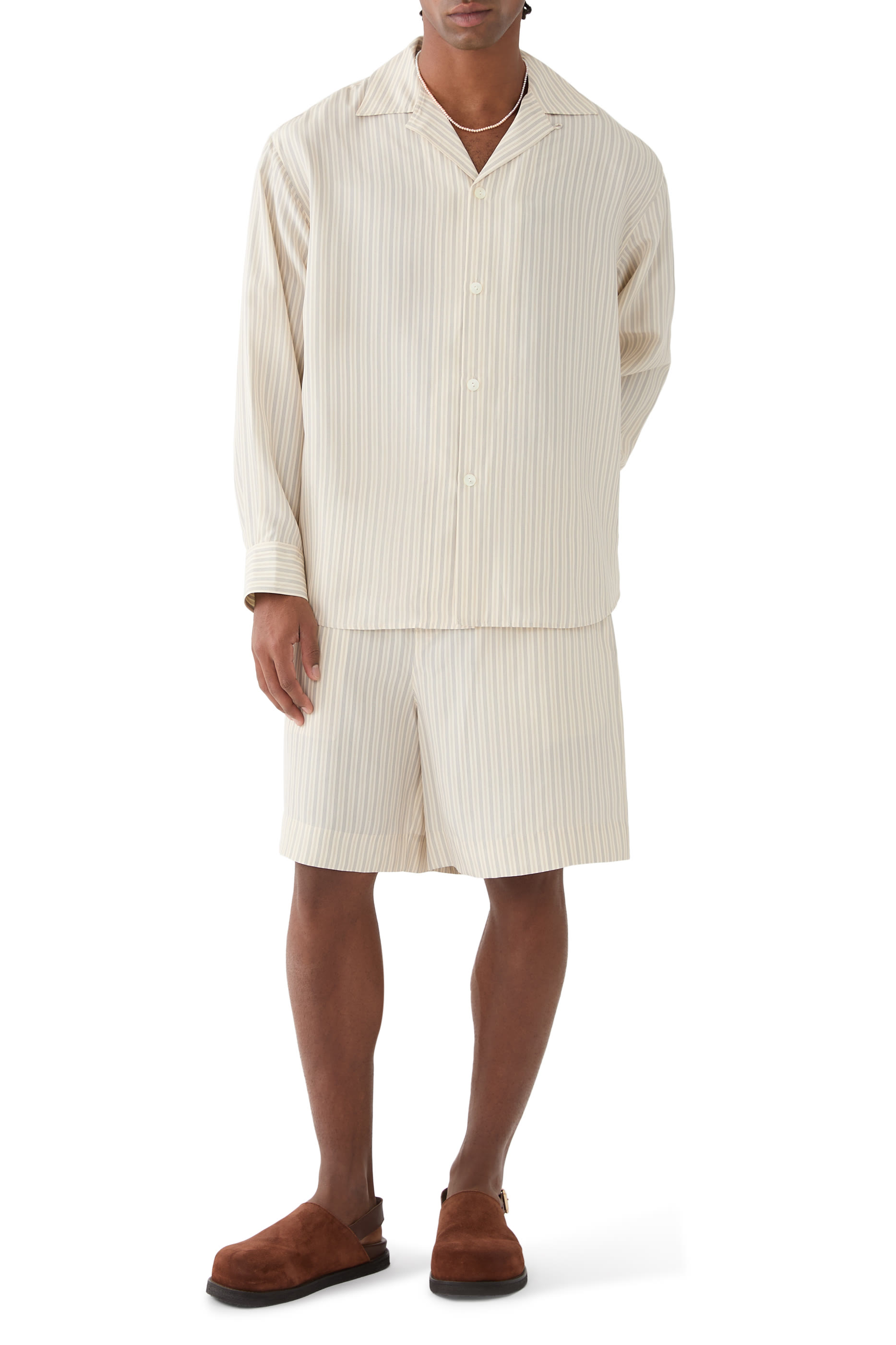 قميص بقصة فضفاضة بأكمام طويلة وياقة مطوية حرير