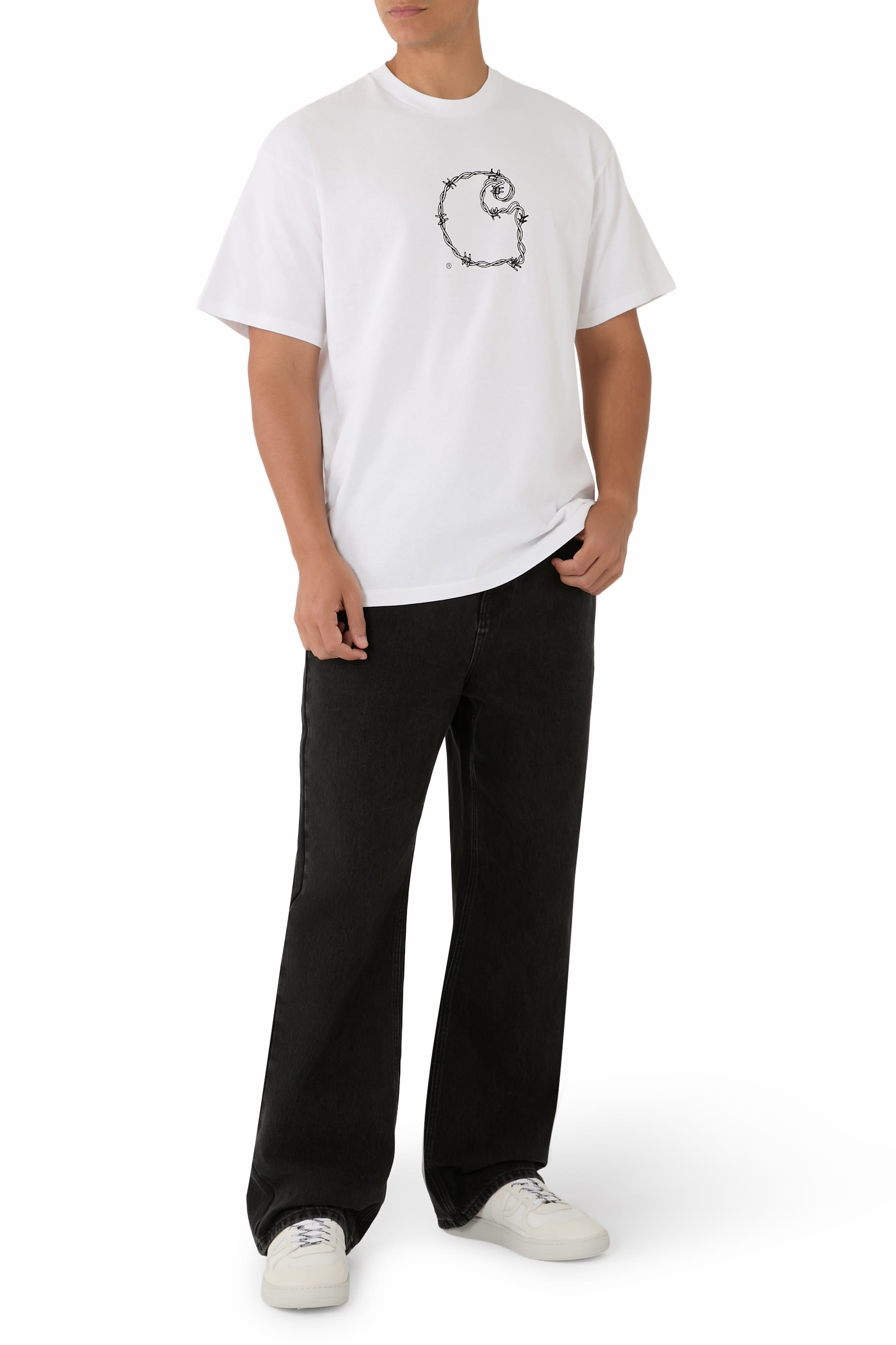 تيشيرت بأكمام قصيرة بطبعة حرف C بأسلاك شائكة