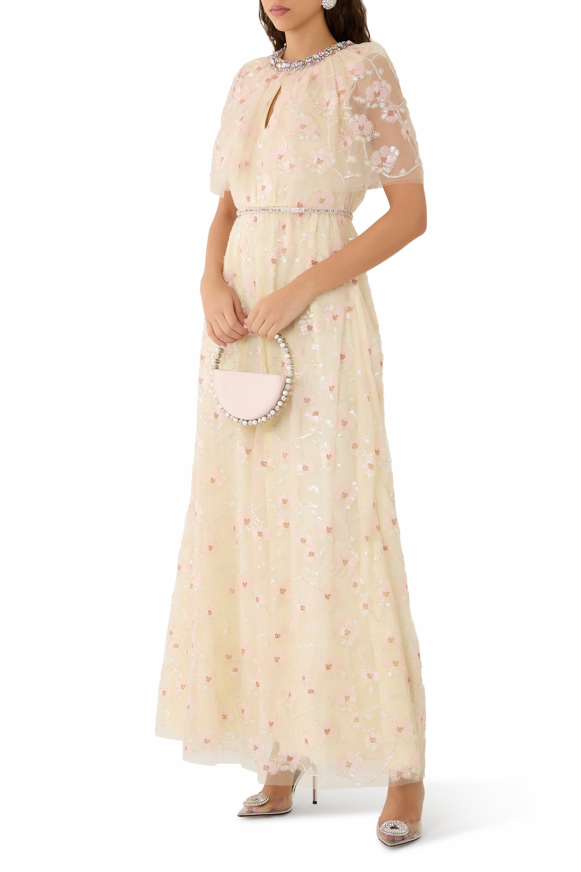 فستان طويل بتطريز أزهار