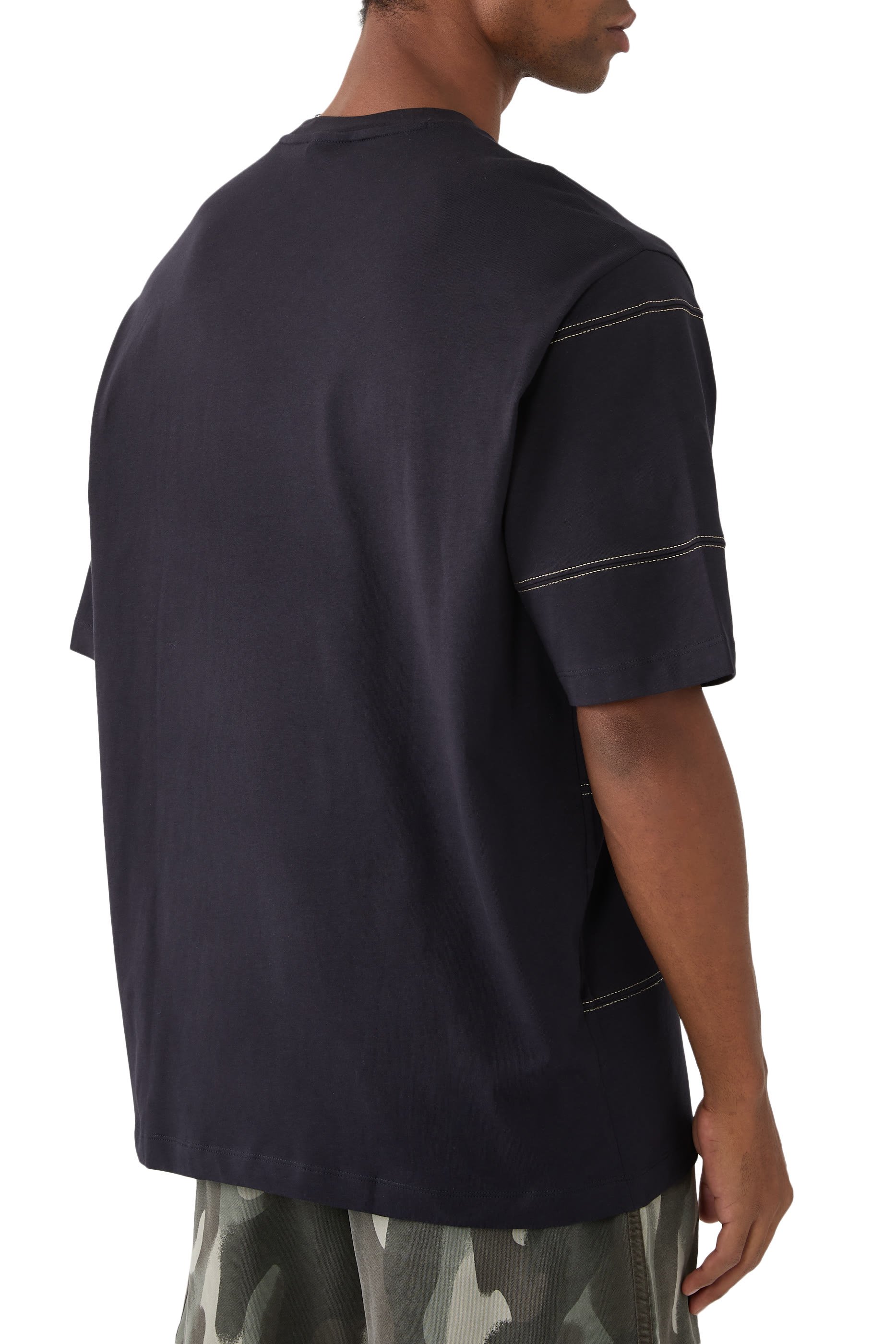 تيشيرت بحروف شعار الماركة