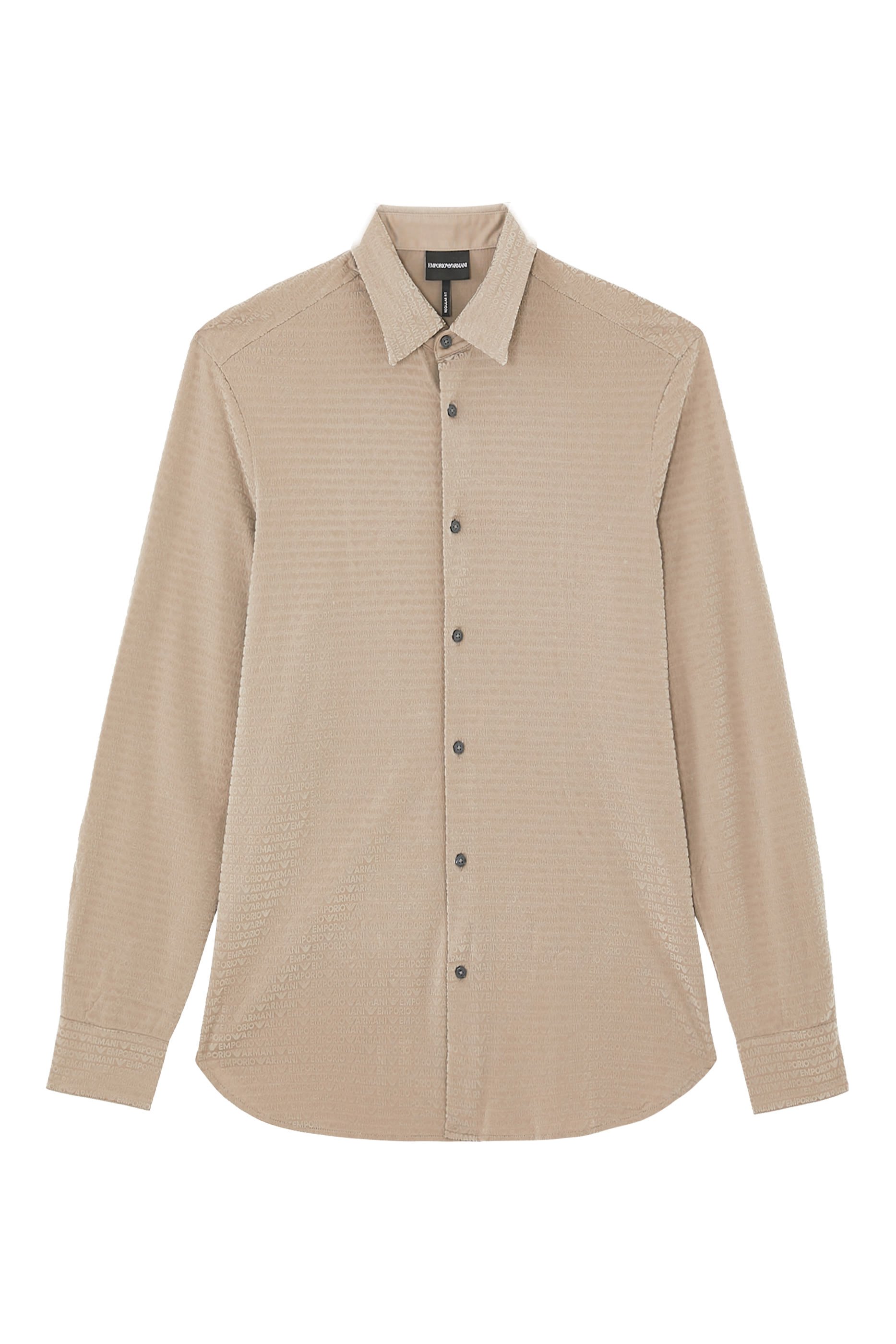 قميص بأكمام طويلة وشعار الماركة بحجم صغير