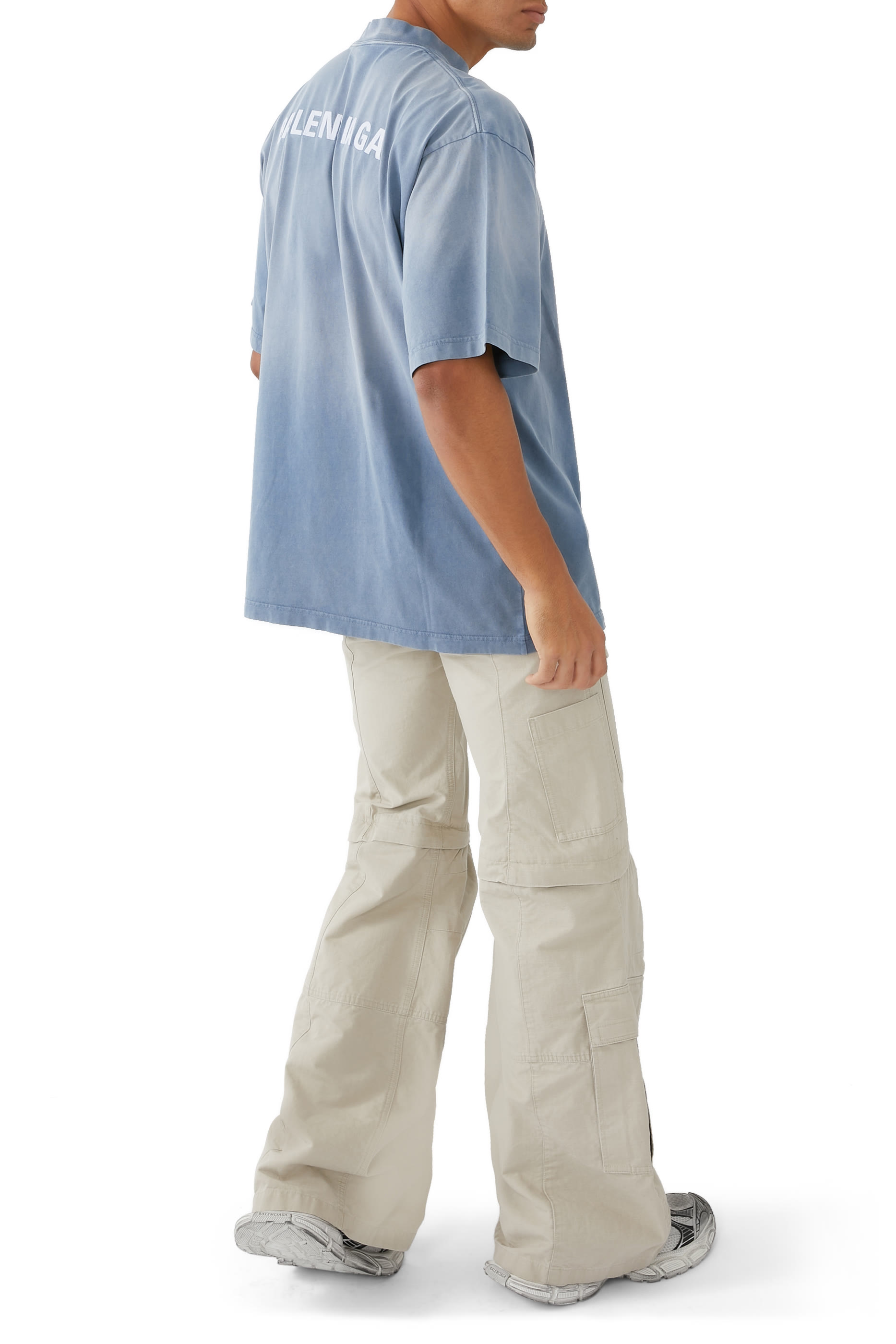 تيشيرت بطبعات شعار الماركة