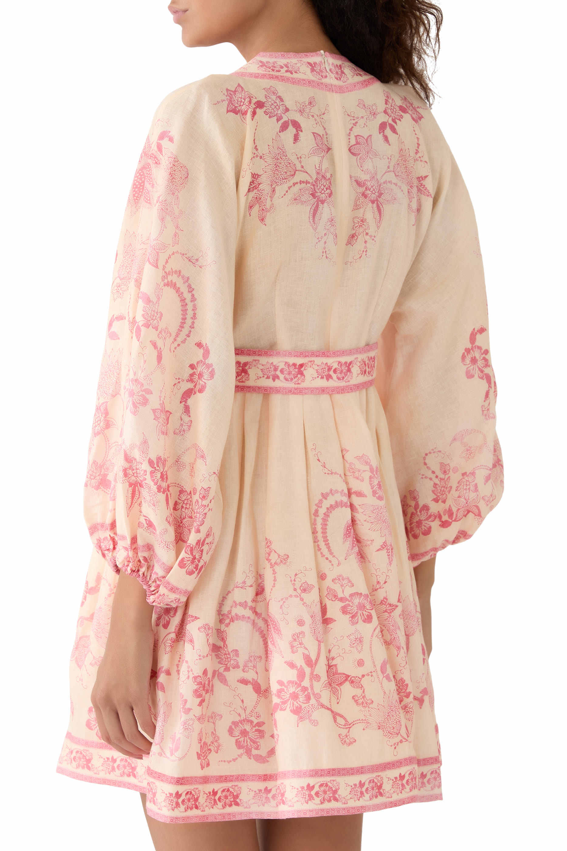 فشتان لاكي قصير بياقة عميقة 