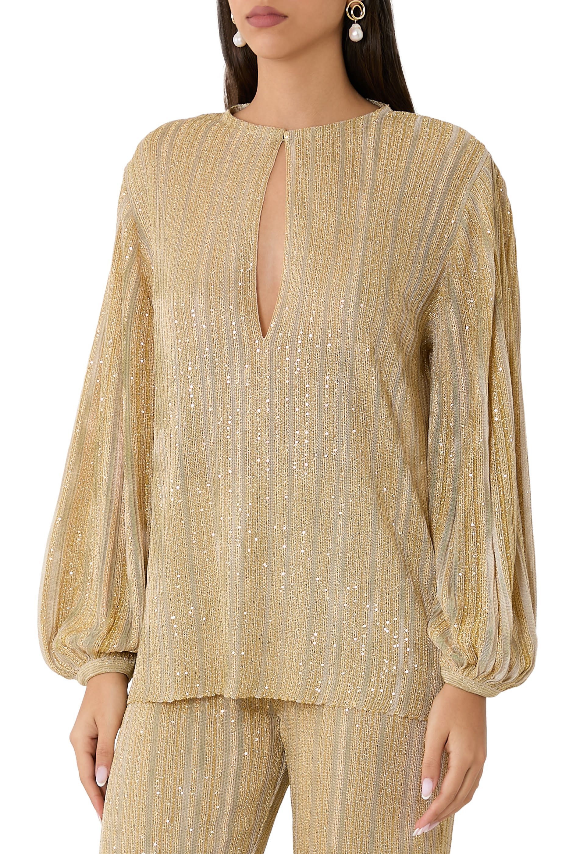 بلوزة بفتحة وخيوط لامعة