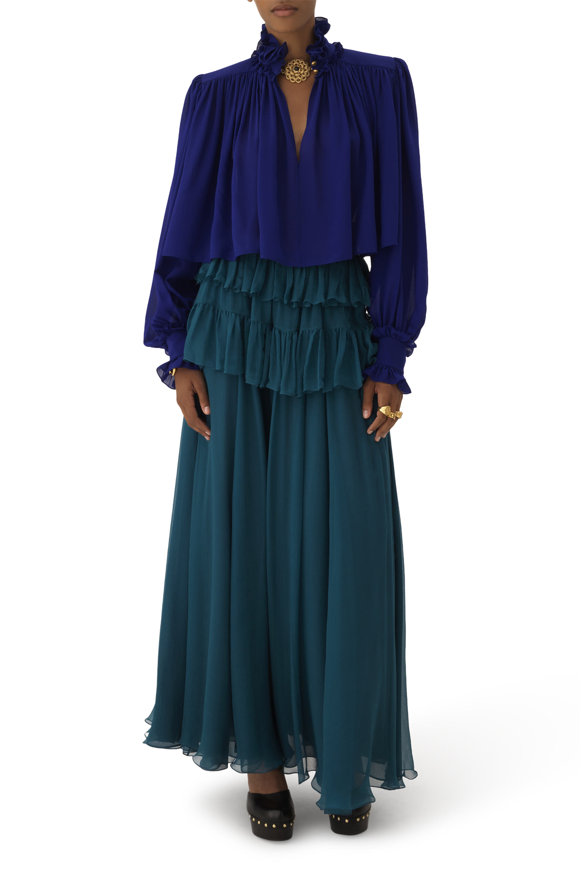 بلوزة طويلة بياقة عالية وكشكش