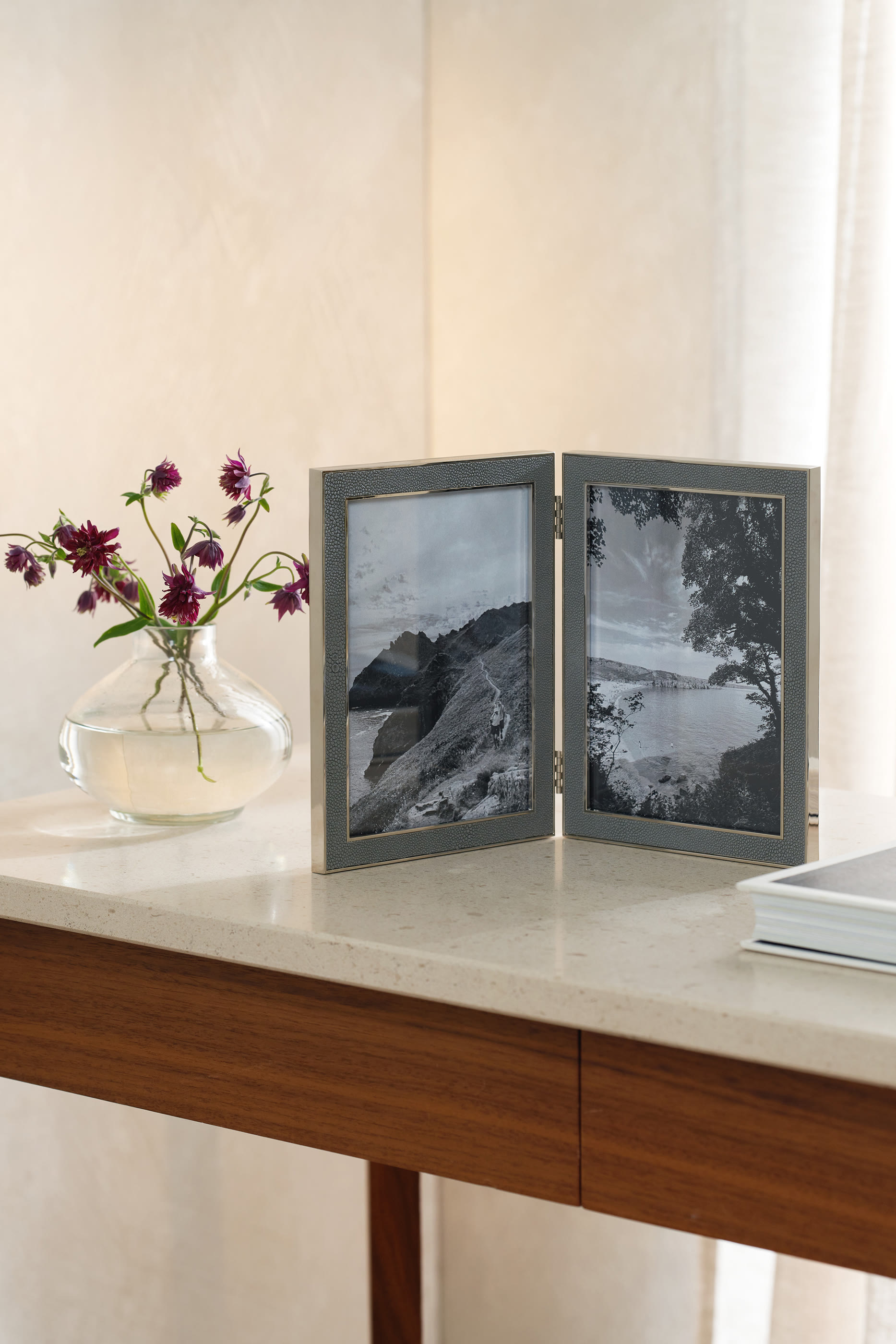 إطار صور مزدوج المفصل بتصميم كلاسيكي